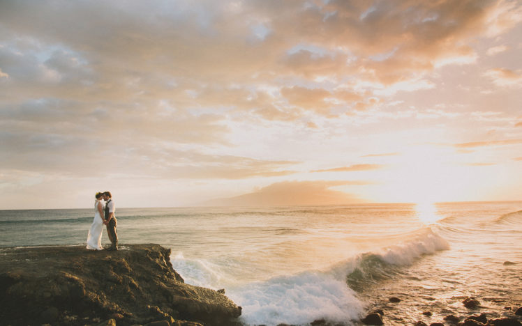 couple, Embrace, Sunset, Sunlight, Beach, Ocean, Mood, Waves HD Wallpaper Desktop Background