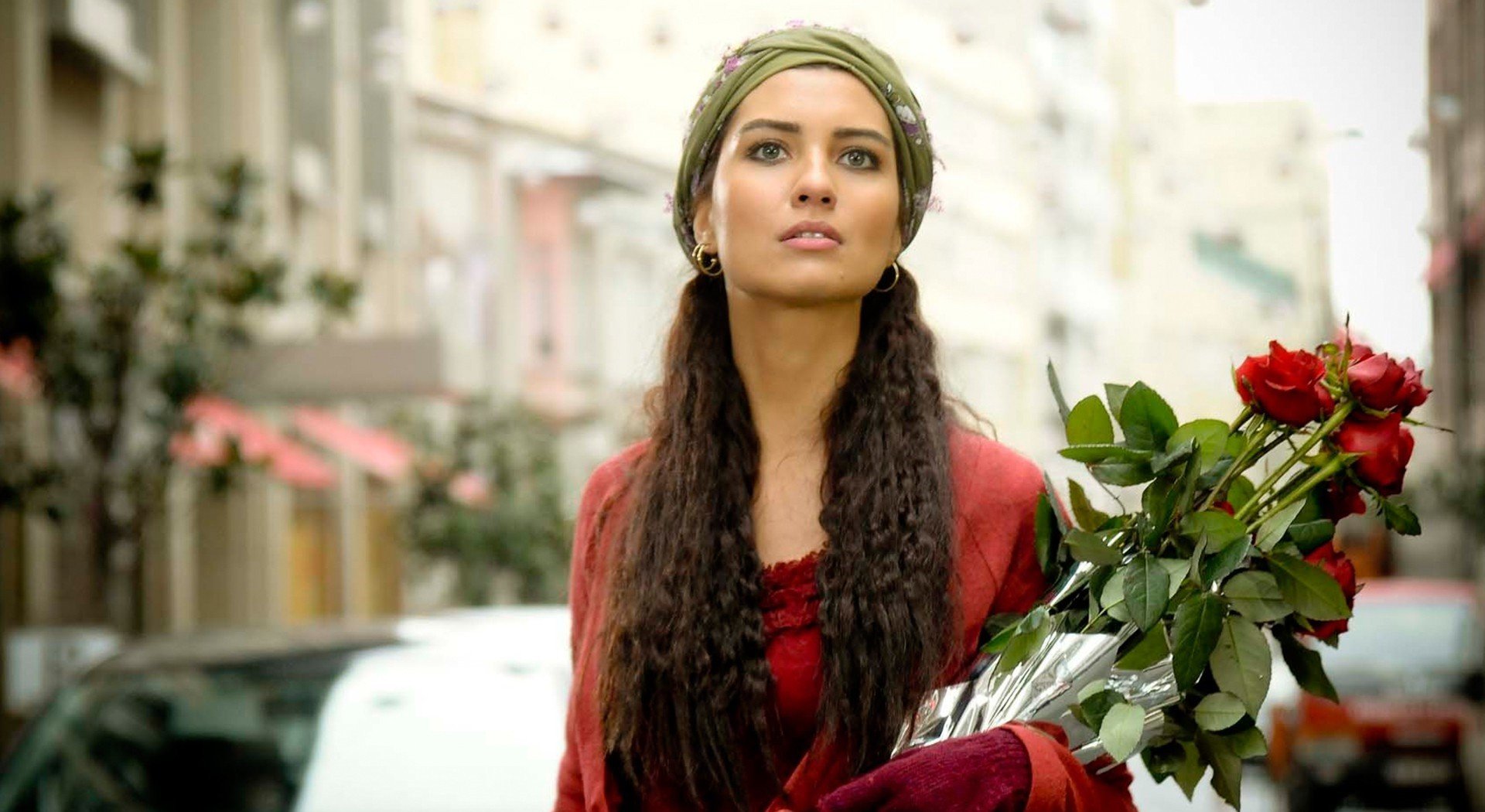 tubabuyukustun, Actress, Women, Long, Hair, Earrings, Blurred, Bunch, Of, Roses, Nature, Rose, Turkish Wallpaper