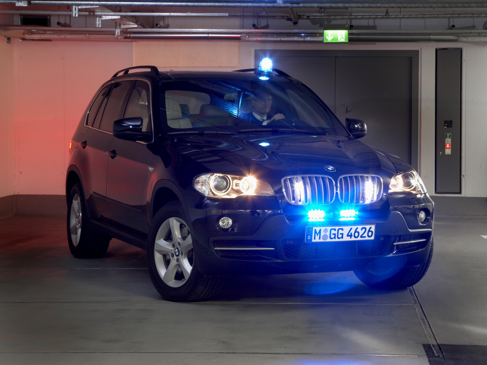 BMW м5 с мигалками