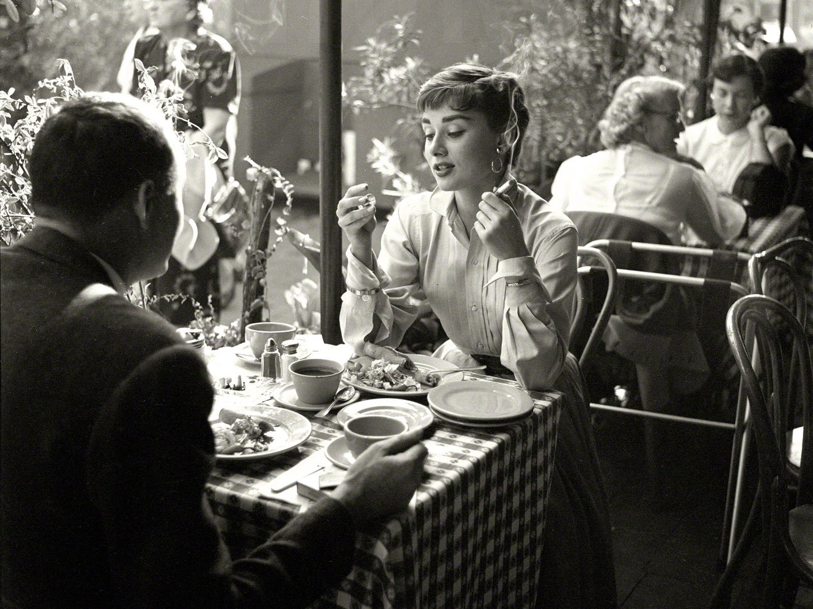 audrey, Hepburn, Brunette, Restaurant, Cigarette, Smoking, Bw Wallpaper