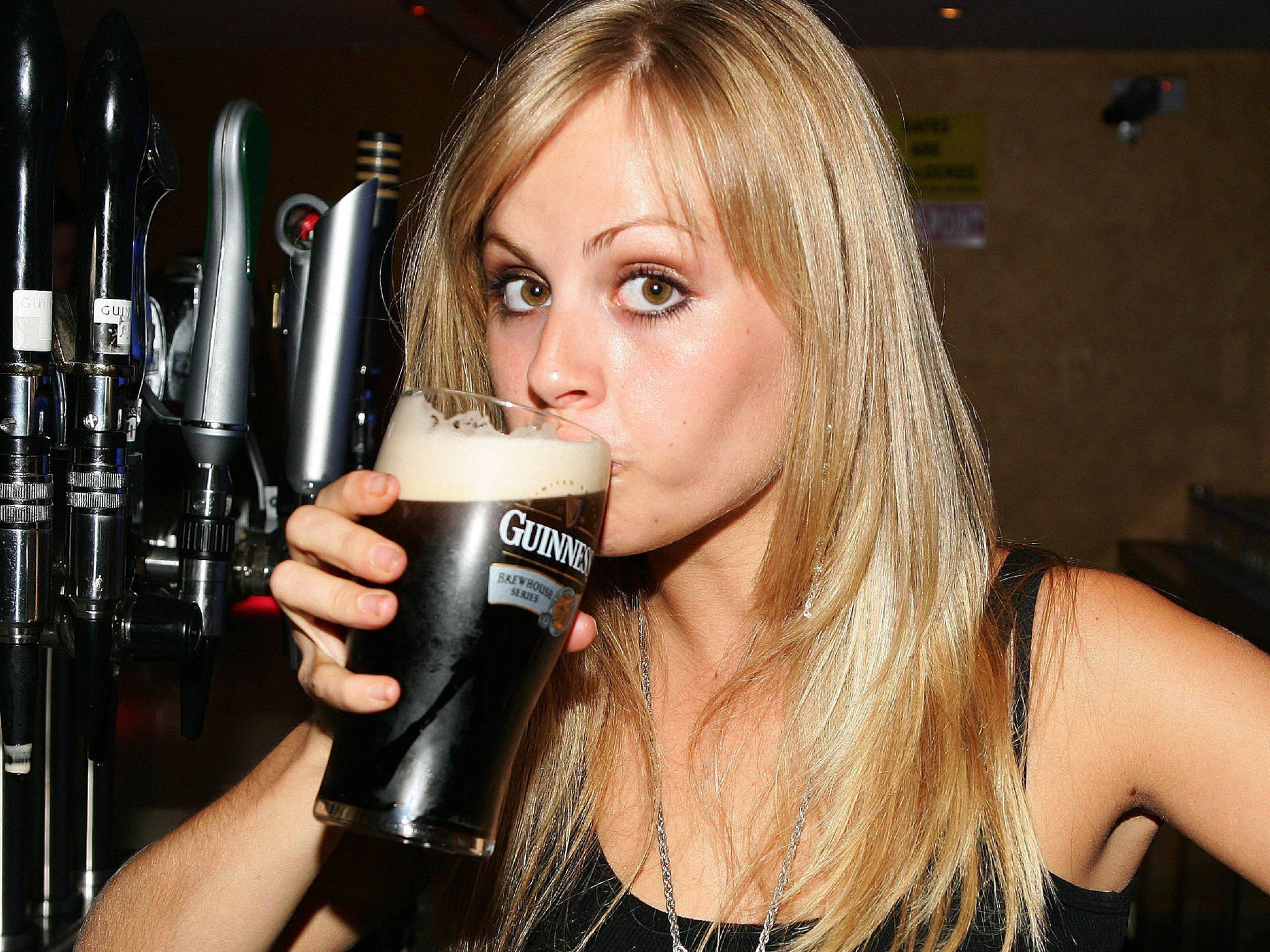 beers, Women, Guinness Wallpaper