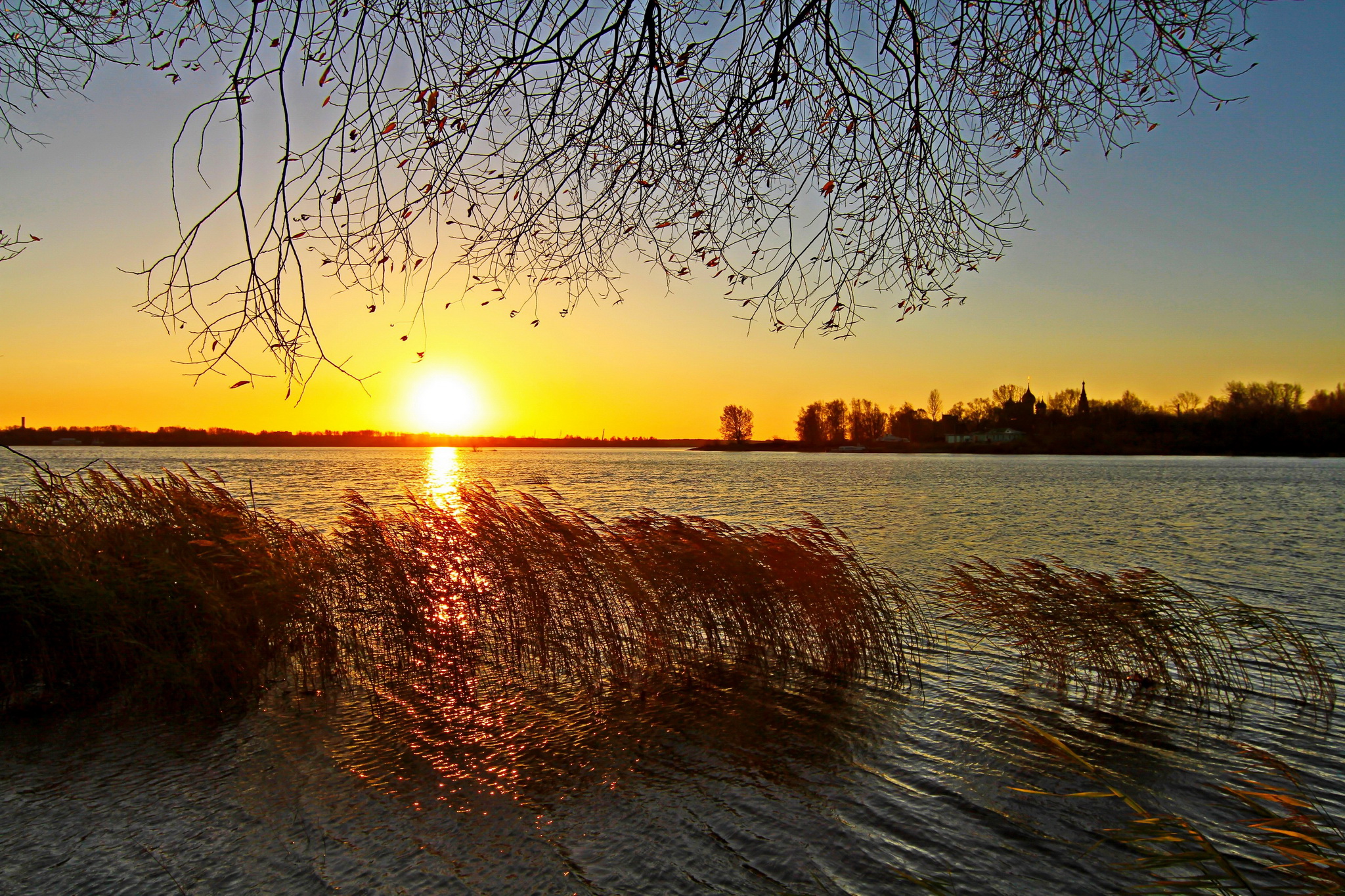 Озером закат текст. Осенний закат. Закат на реке. Озеро солнце. Рассвет на реке.