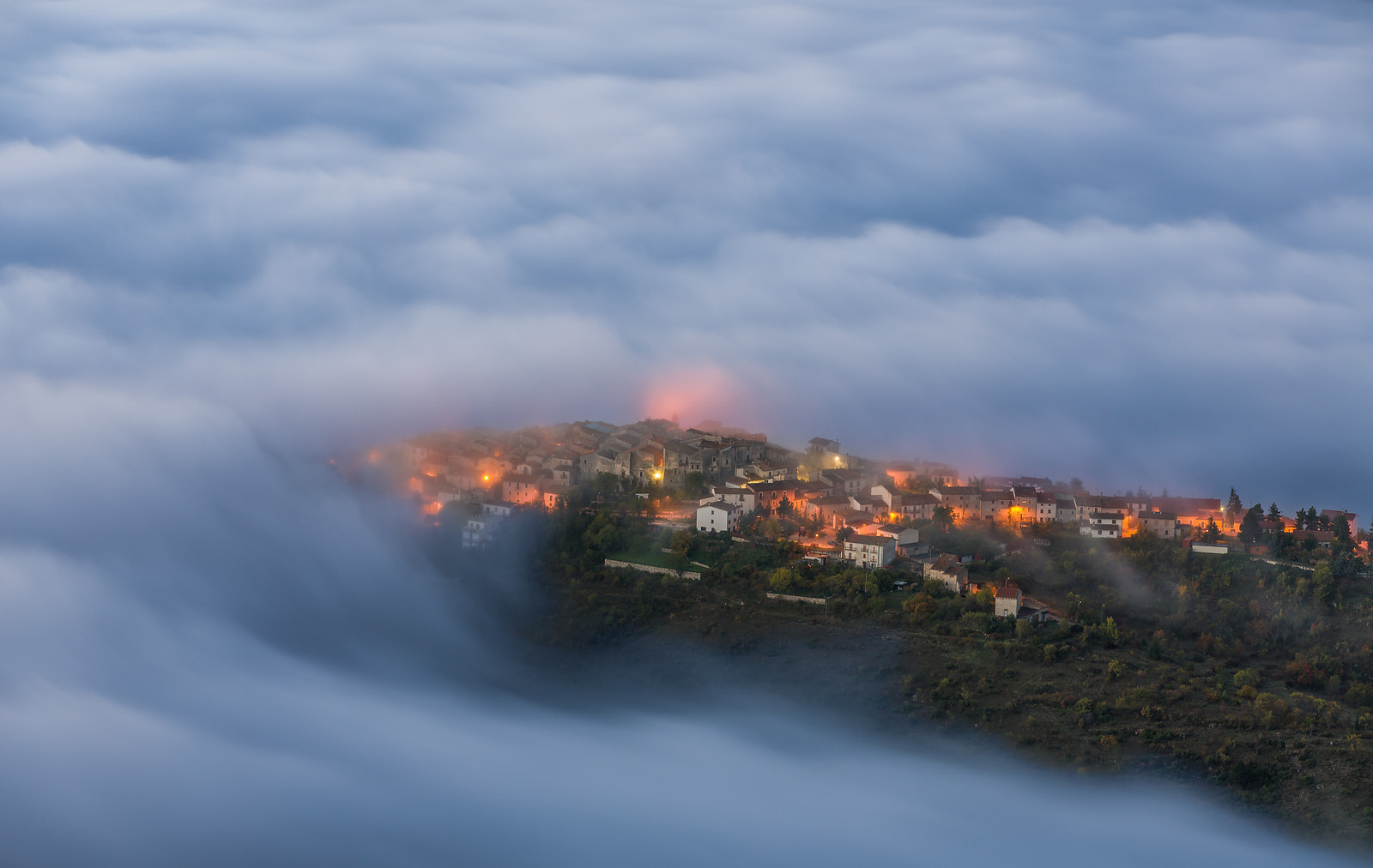 italy, Abruzzi, Castelveggio, Clouds Wallpaper
