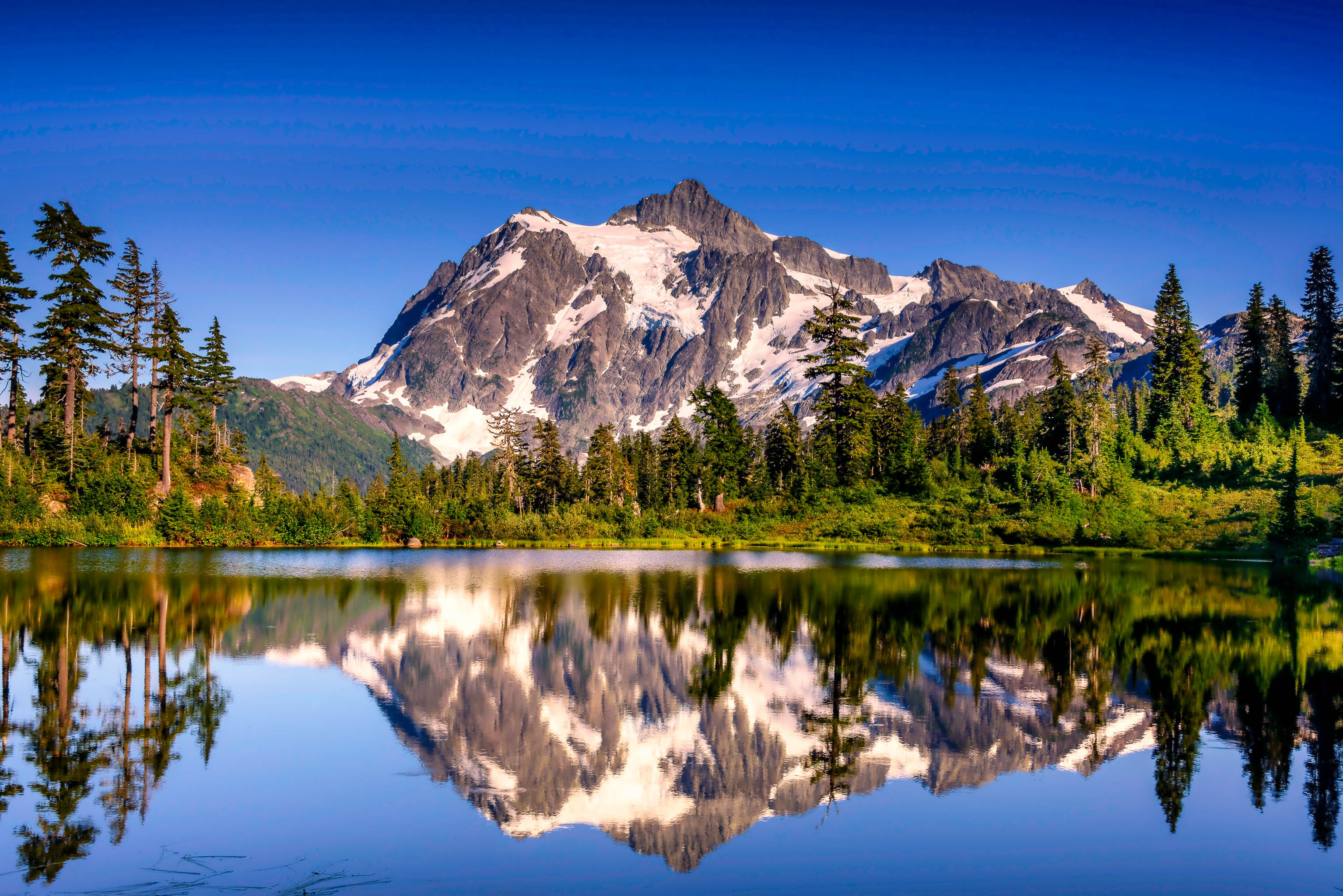 Красивая природа. Гора Робсон, Канада. Озеро Рефлекшн Вашингтон. Природа горы. Красивый пейзаж.