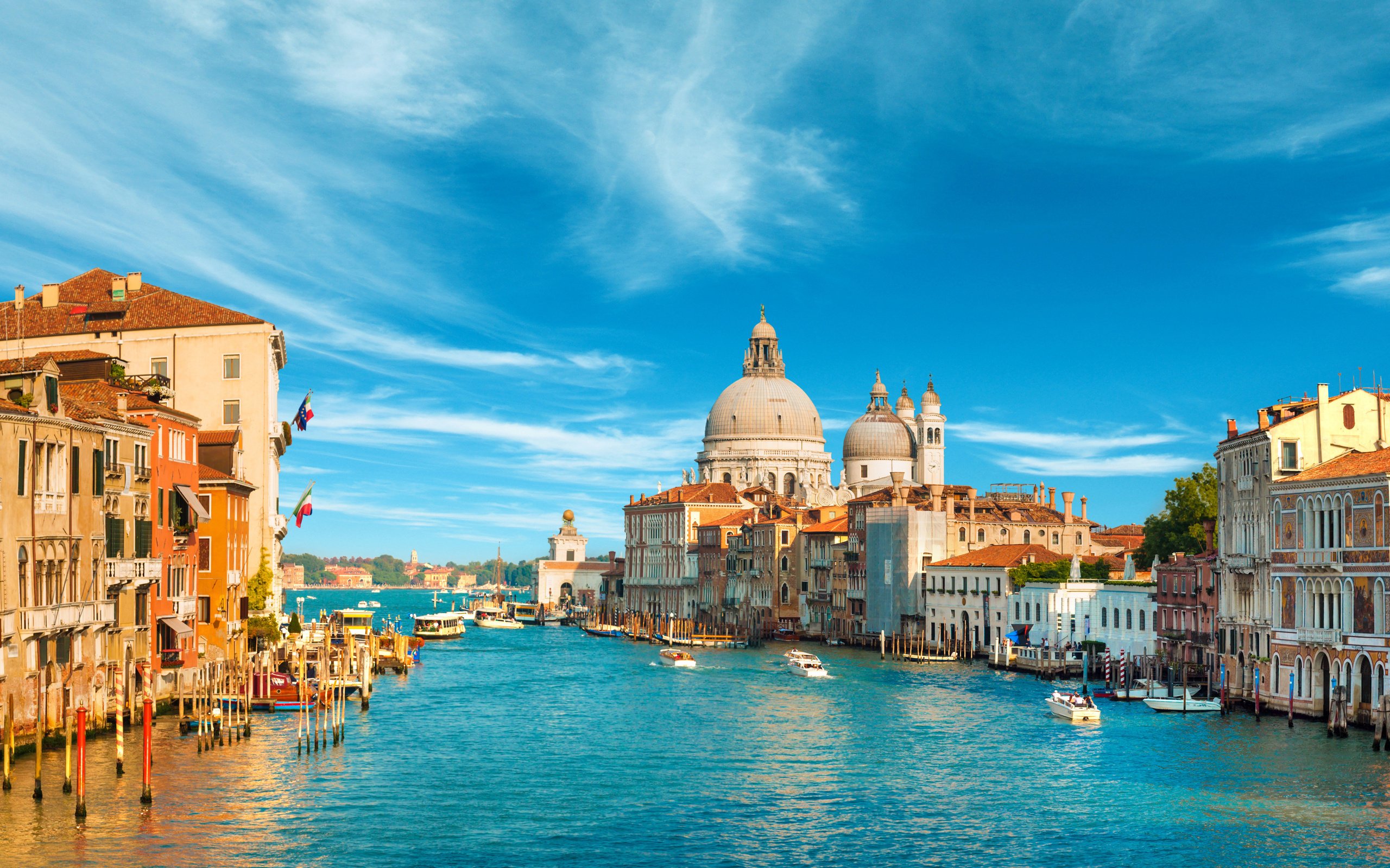 Venice Italia với hệ thống kênh rộng lớn và kiến trúc cổ kính là một trong những điểm đến hấp dẫn nhất của Ý. Hình ảnh tuyệt đẹp và sáng tạo sẽ giúp bạn khám phá được tất cả vẻ đẹp đầy sức sống của thành phố này.