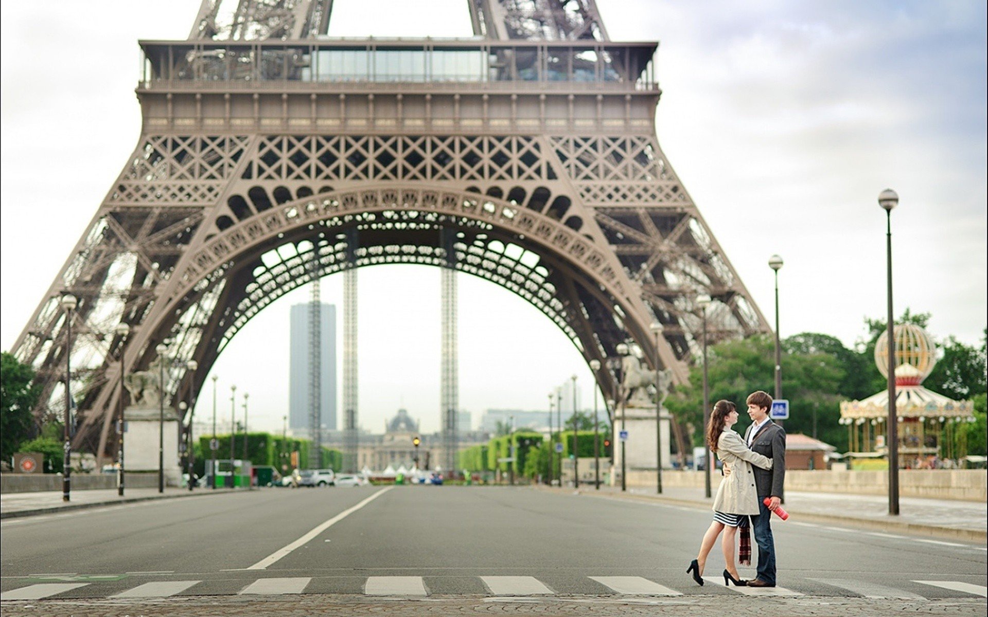 Улица Парижа с Эйфелевой башней
