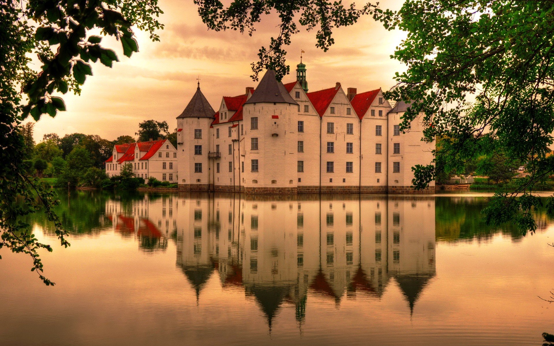 castles, Lakes, Reflections Wallpaper