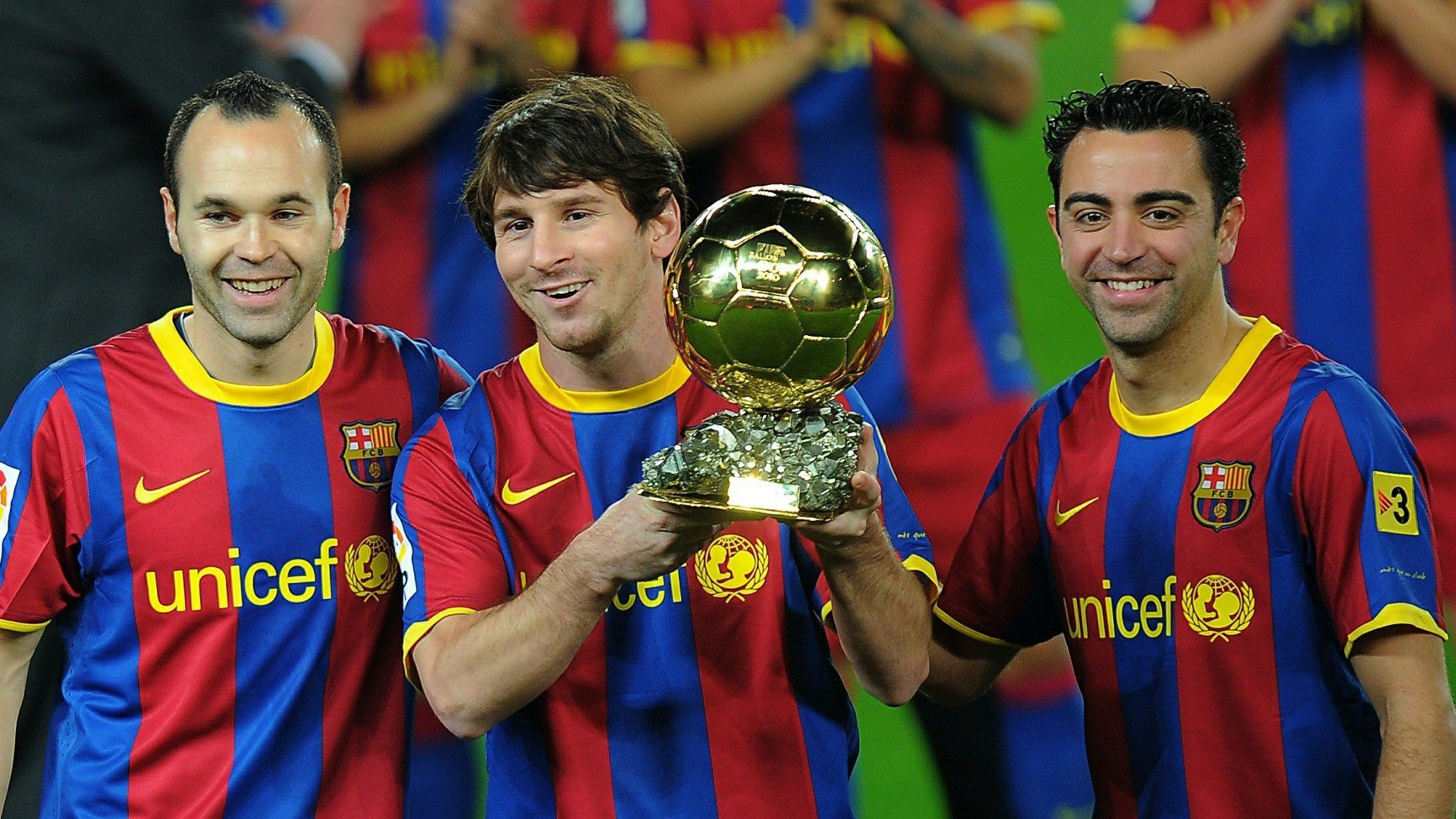 Hãy khám phá bức ảnh nền sặc sỡ này với hình ảnh của ba ngôi sao bóng đá Barca: Messi, Xavi và Iniesta! Chắc chắn bạn sẽ bị choáng ngợp bởi sự uyển chuyển của họ trên sân cỏ và sự thần thái trong mỗi khoảnh khắc của họ.
