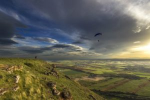 parachute, Skydiving, Sky, Clouds, Sunlight, Sunset, Sunrise, Flight, Fly, People, Mountains, Hills, Nature, Landscapes, Fields, Grass, Plants, Green, Scenic, View