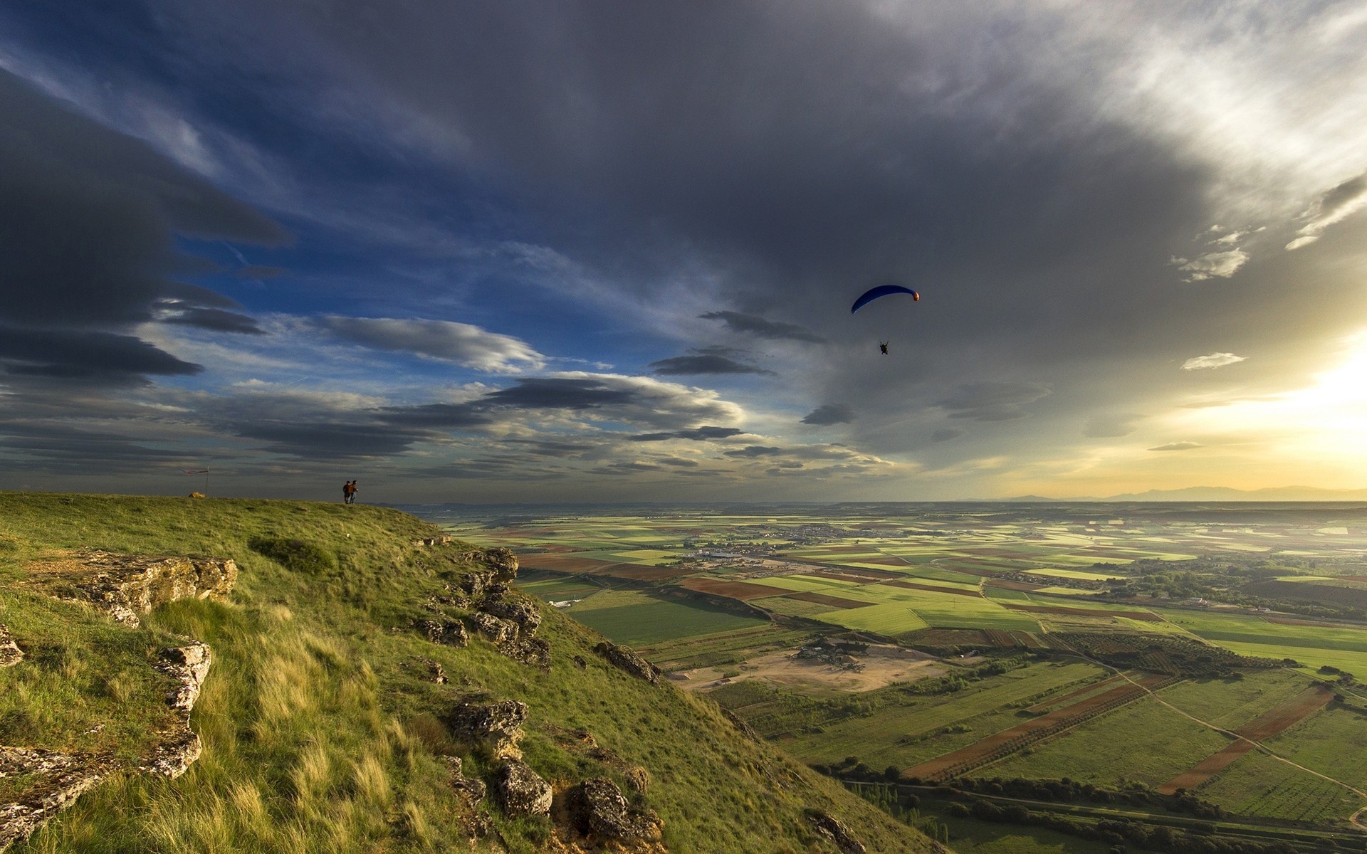 parachute, Skydiving, Sky, Clouds, Sunlight, Sunset, Sunrise, Flight, Fly, People, Mountains, Hills, Nature, Landscapes, Fields, Grass, Plants, Green, Scenic, View Wallpaper