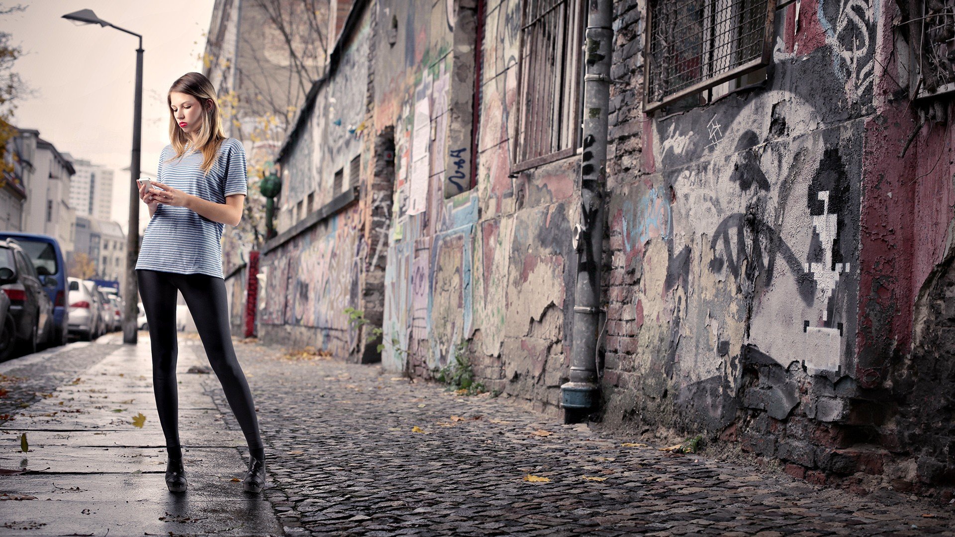 blondes, Women, Cityscapes, Streets, Fashion, Wet, Lips, Graffiti, Leggings Wallpaper