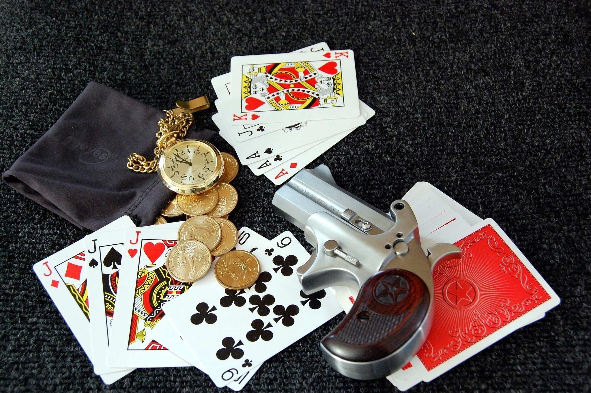 Игра в карточки на деньги. Деньги на карте. Игральные карты на столе.