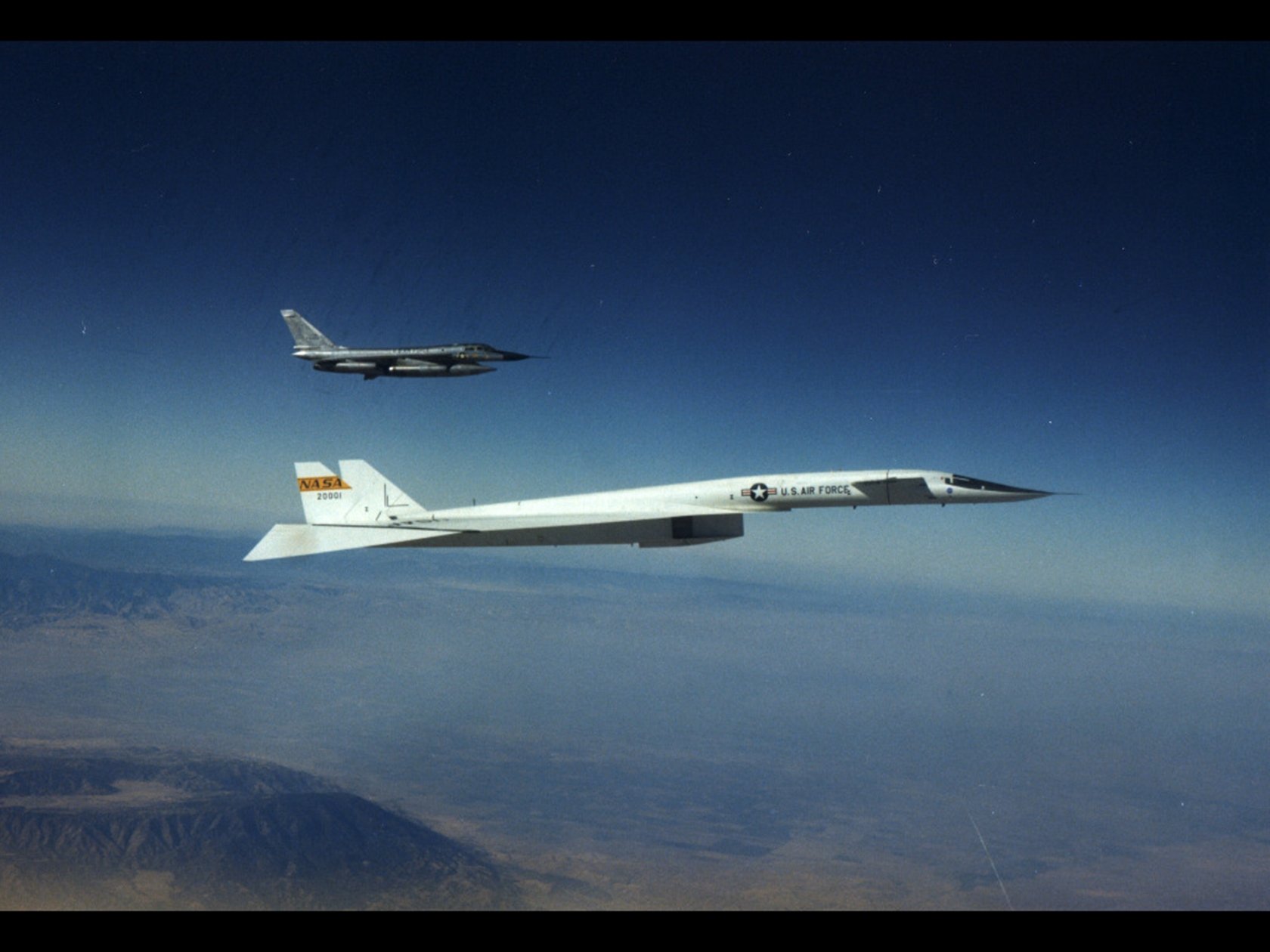 xb70ship111, 1680x1260 Wallpaper