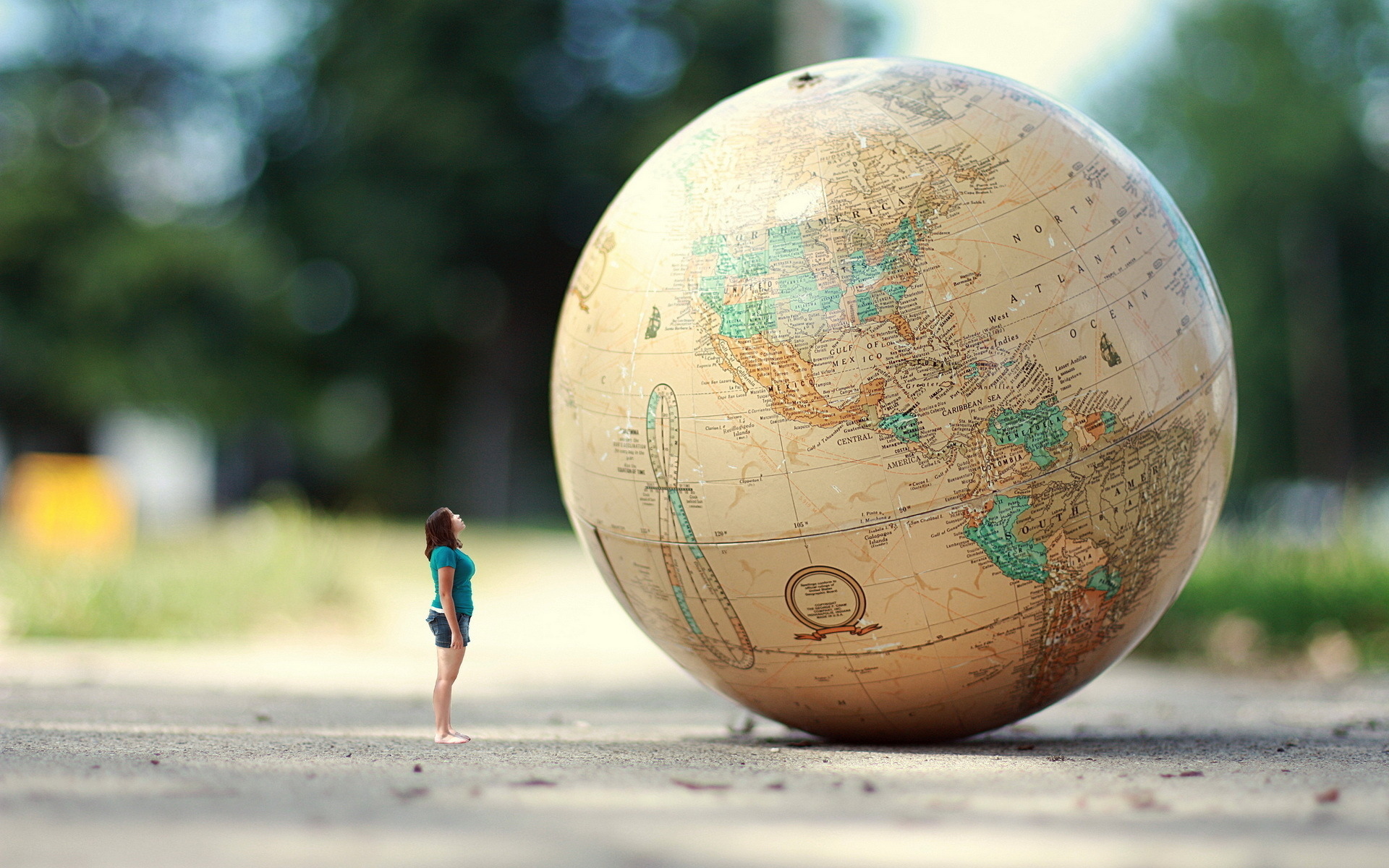 manip, Earth, Globe, Sphere, Map, Women, Humor, Mood, Travel, Situation Wallpaper
