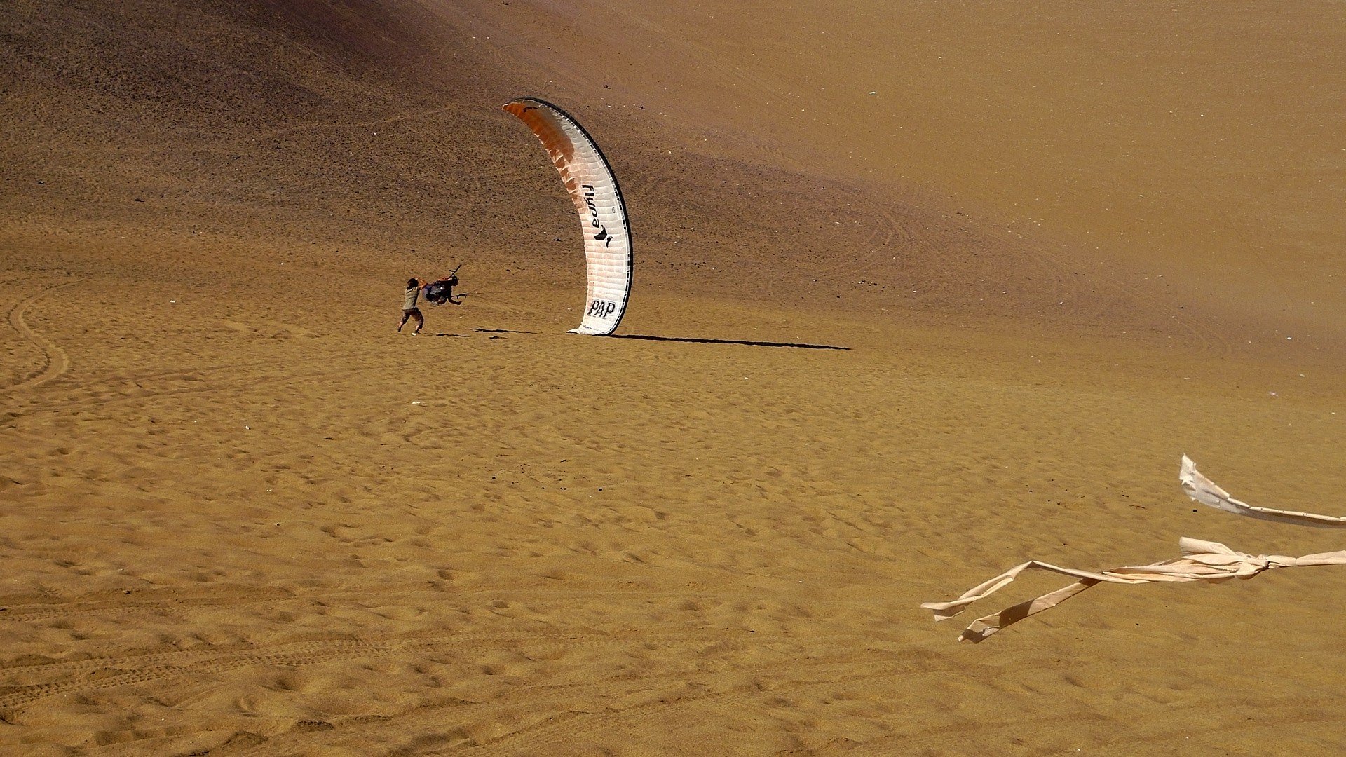 sand, Deserts, Sports, Spiral, Ground, Paragliders, Paragliding, Gliding, Iquique, Risk, Sport, Mathieu, Rouanet Wallpaper