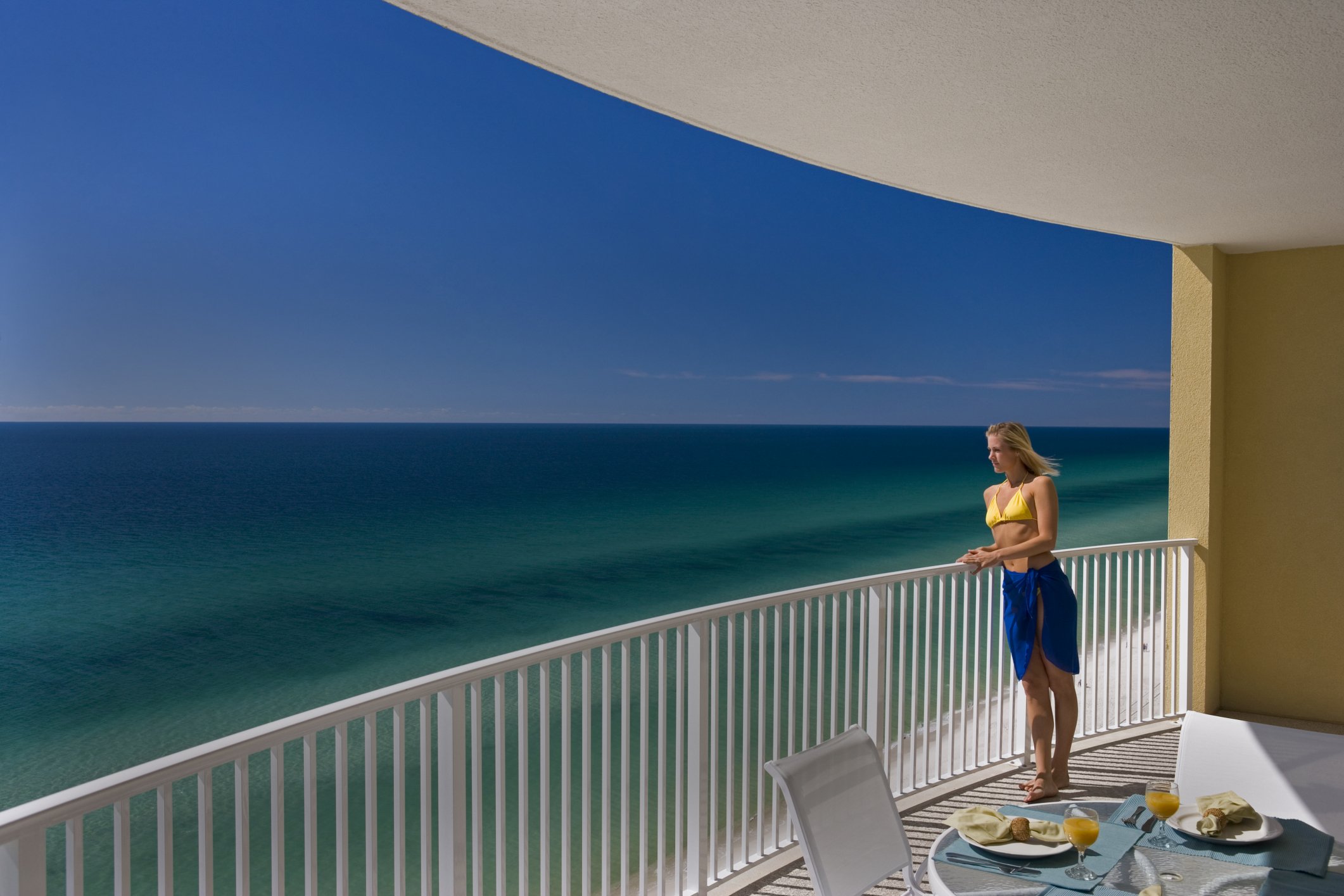 Девушка на балконе с видом на море