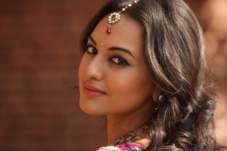 sonakshi, Sinha, Indian, Actress, Bollywood, Babe, Model,  8 HD Wallpaper Desktop Background