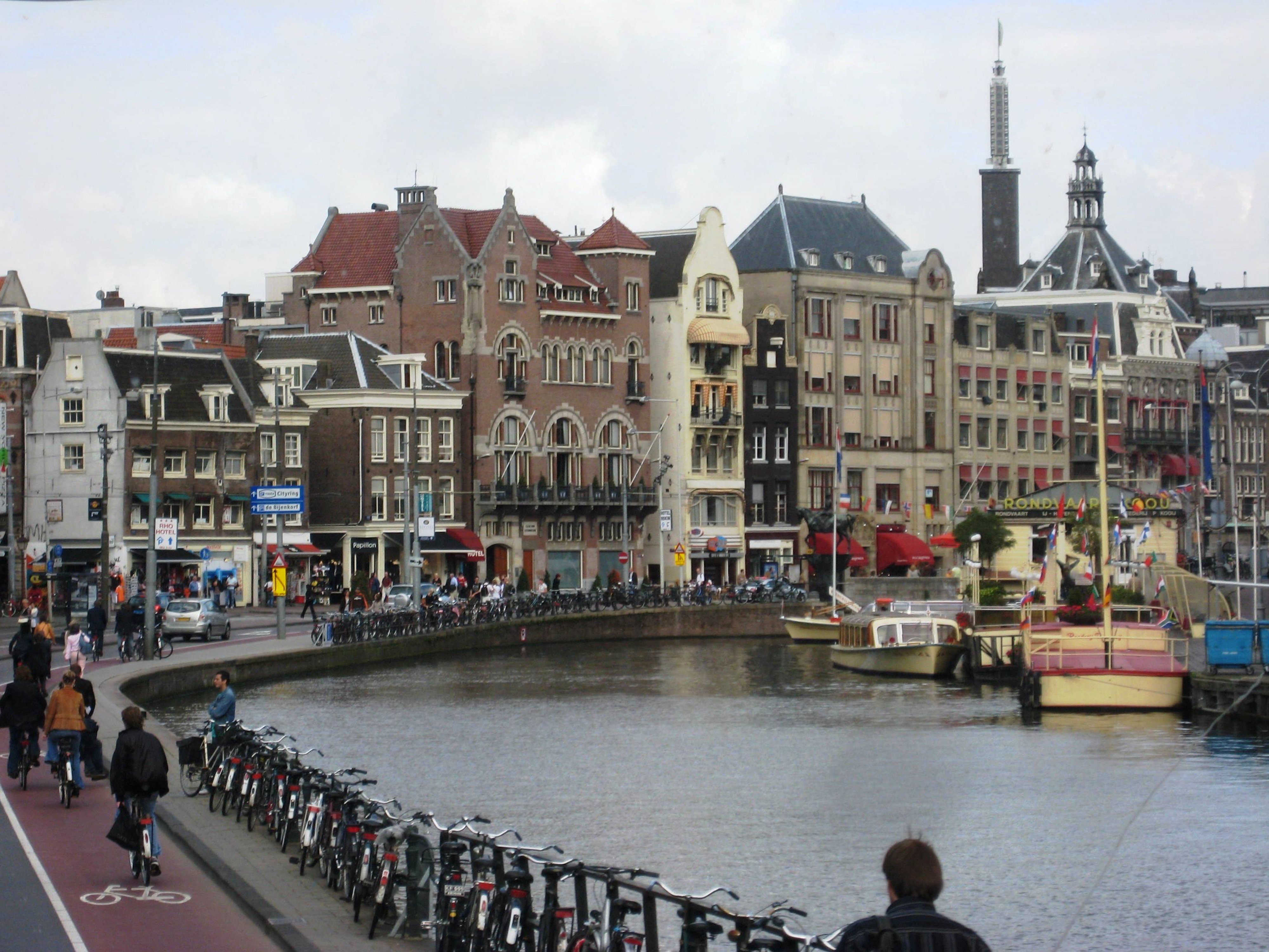 Амстердам зеленоградск. Амстердам набережная. Королевство Нидерланды Амстердам. Гаага набережная. Амстердам фото.
