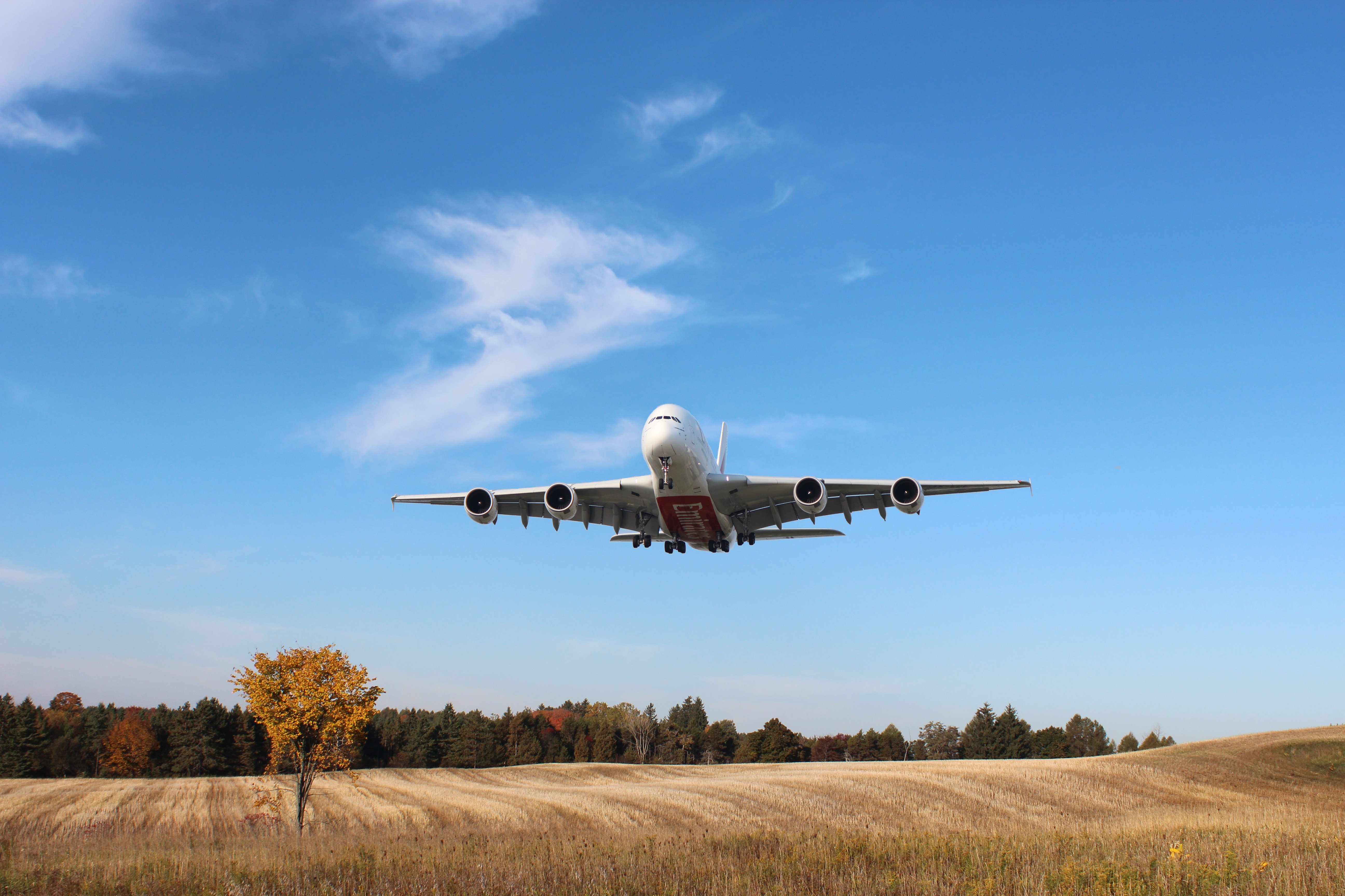 Обои самолет. Airbus a380 обои. Самолет в небе. Самолет взлетает. Фон для рабочего стола самолеты.