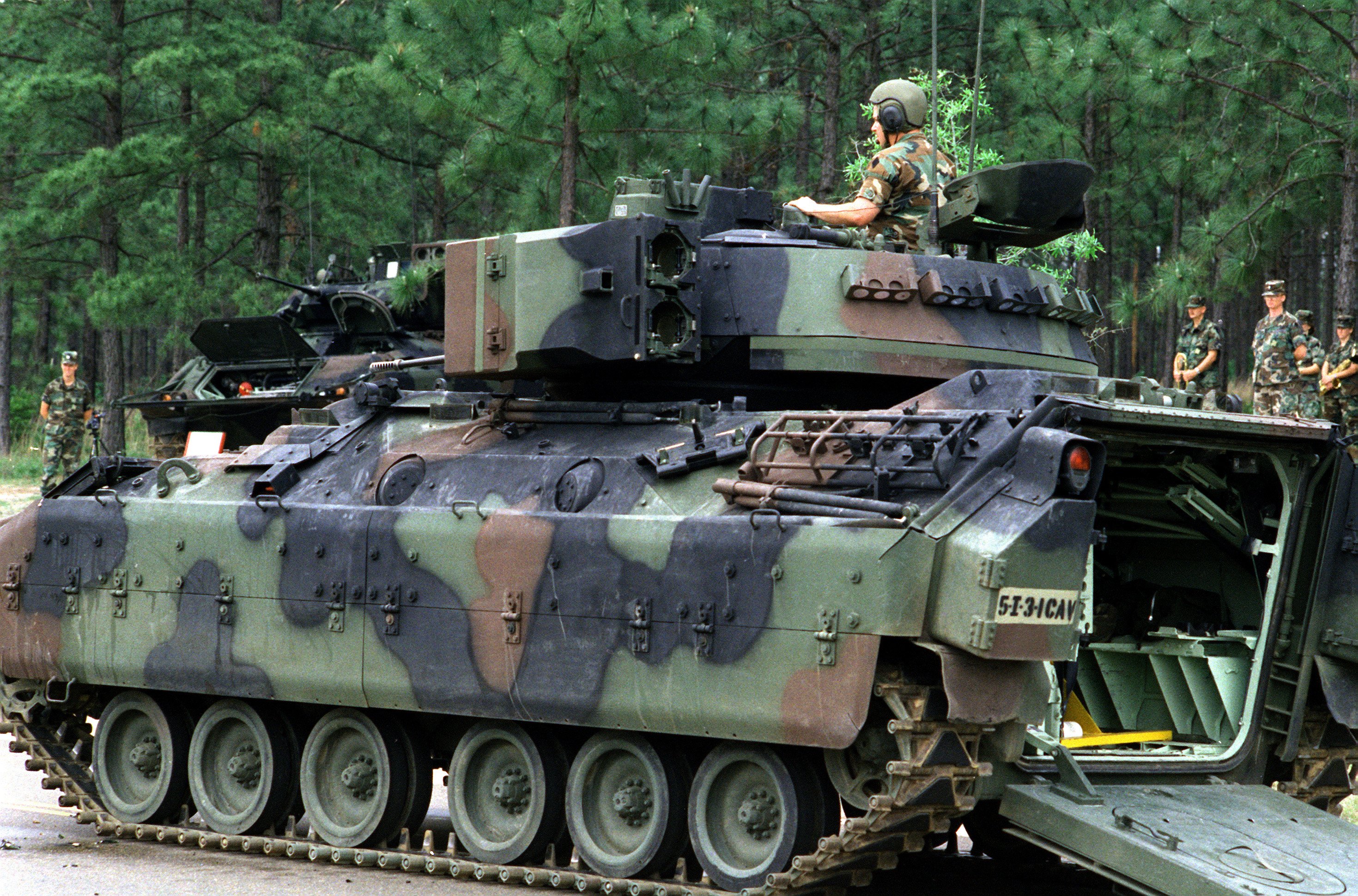 bradley, Fighting, Vehicle,  bfv , Apc, Tank, Tanks, Transport, Weapon, Military,  2 Wallpaper