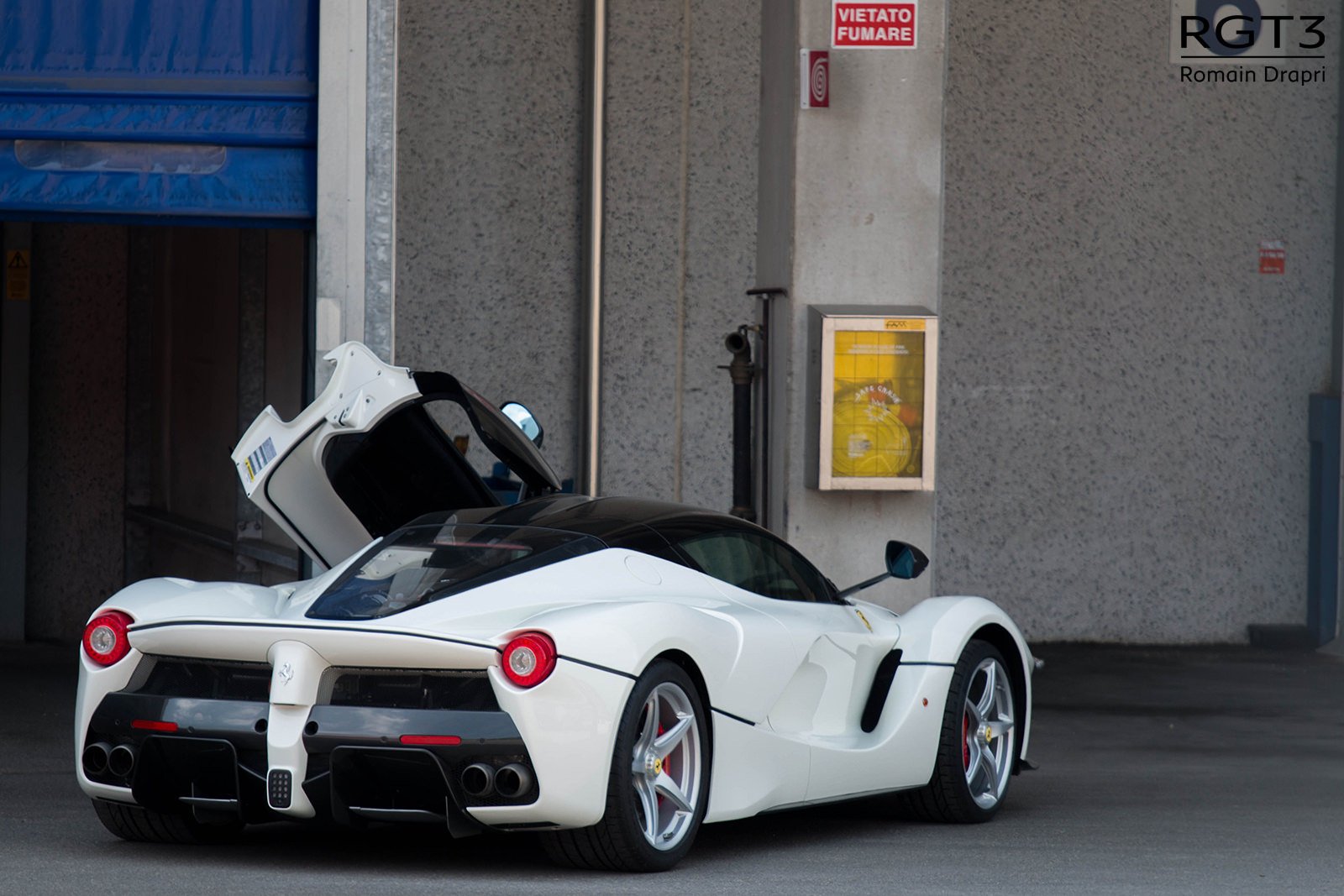 ferrari laferrari Wallpaper