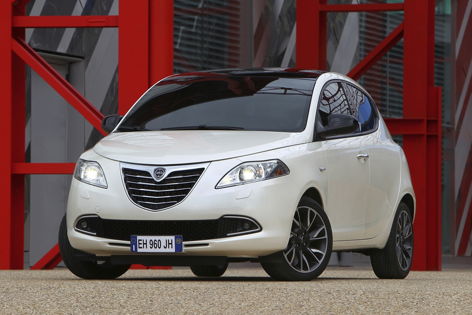 2011 lancia ypsilon Wallpaper