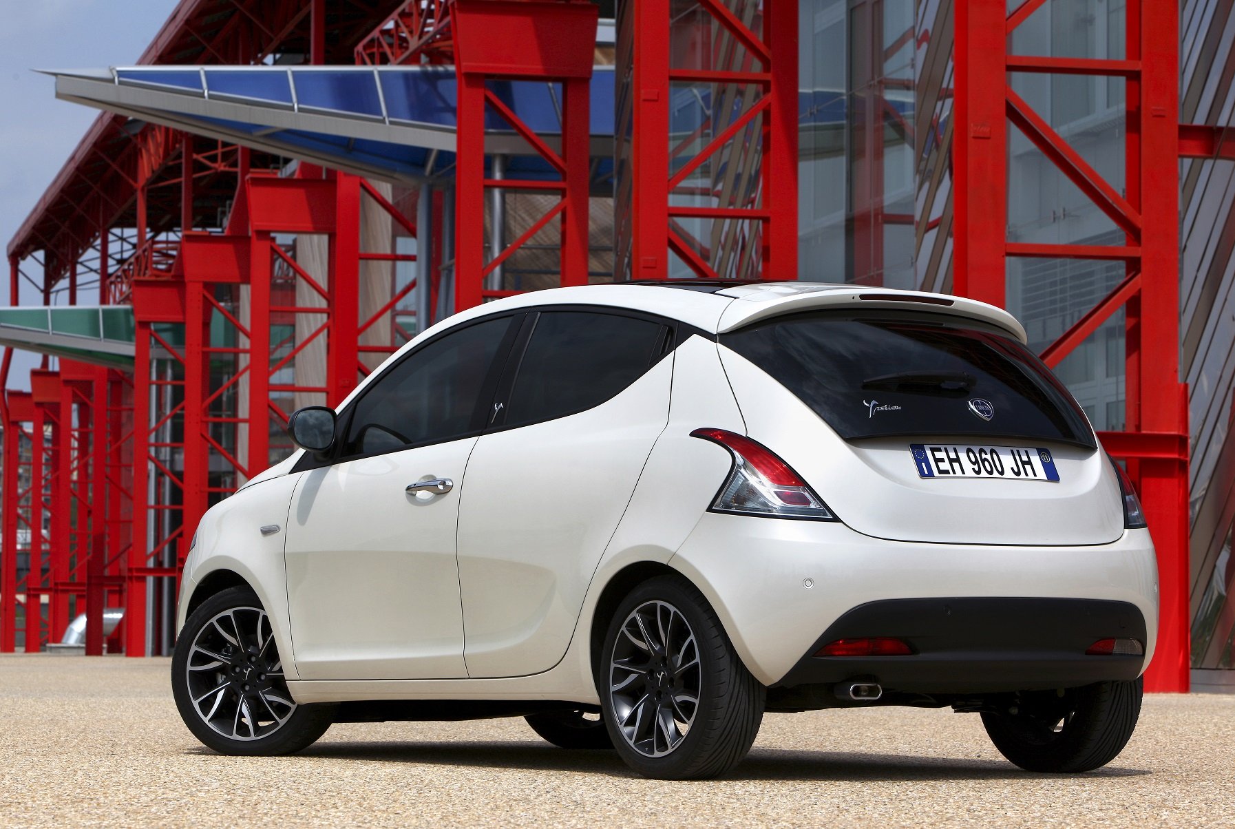2011 lancia ypsilon Wallpaper