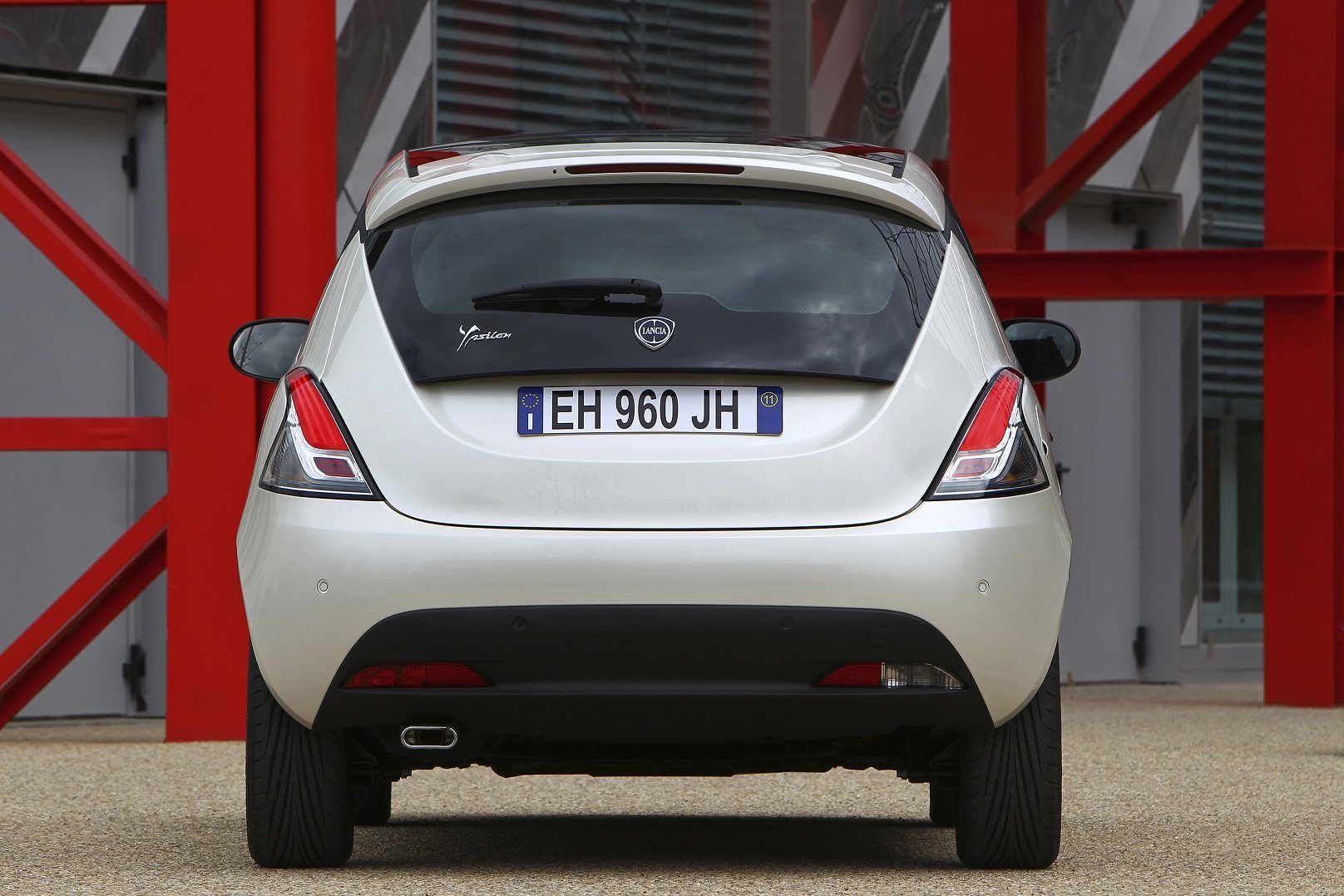 2011 lancia ypsilon Wallpaper