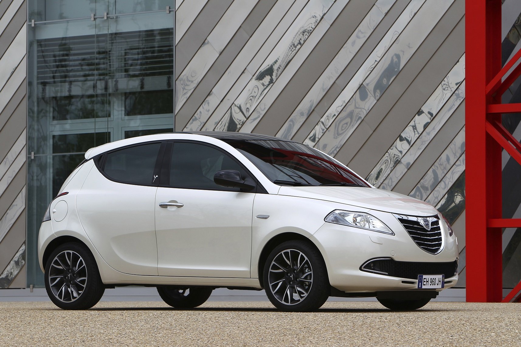 2011 lancia ypsilon Wallpaper