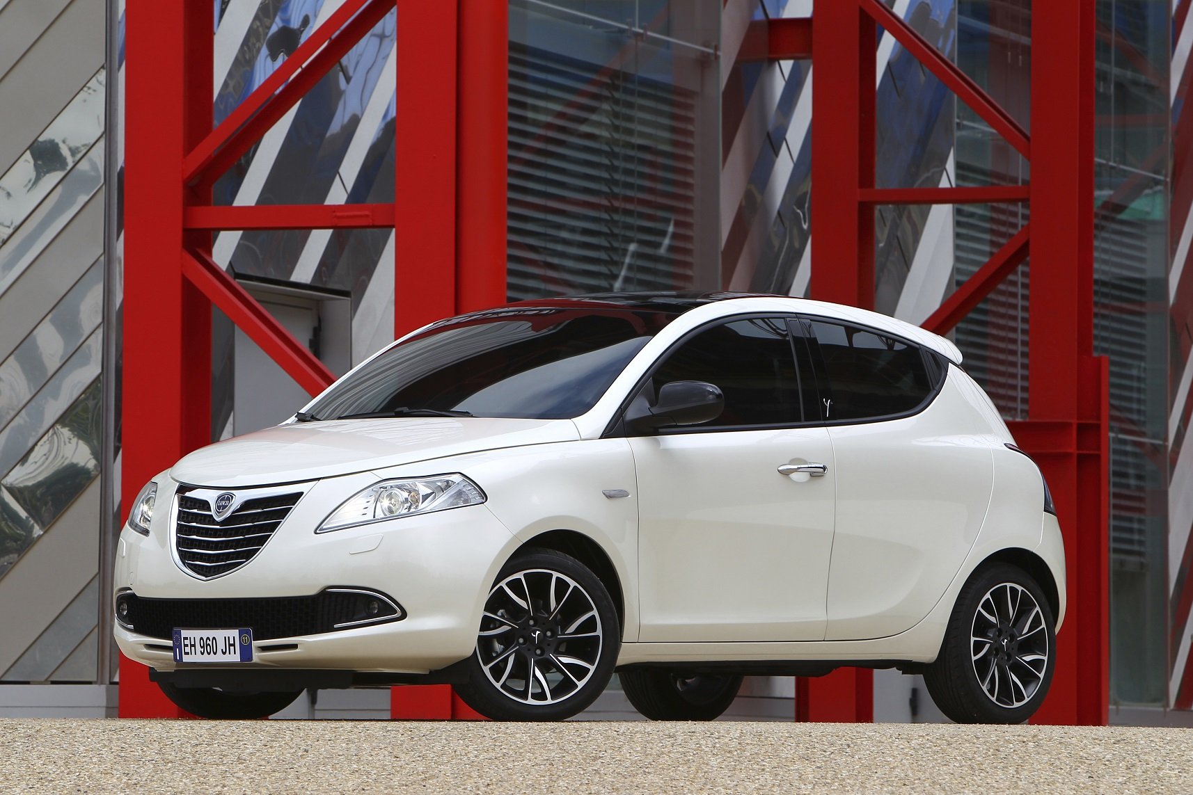 2011 lancia ypsilon Wallpaper