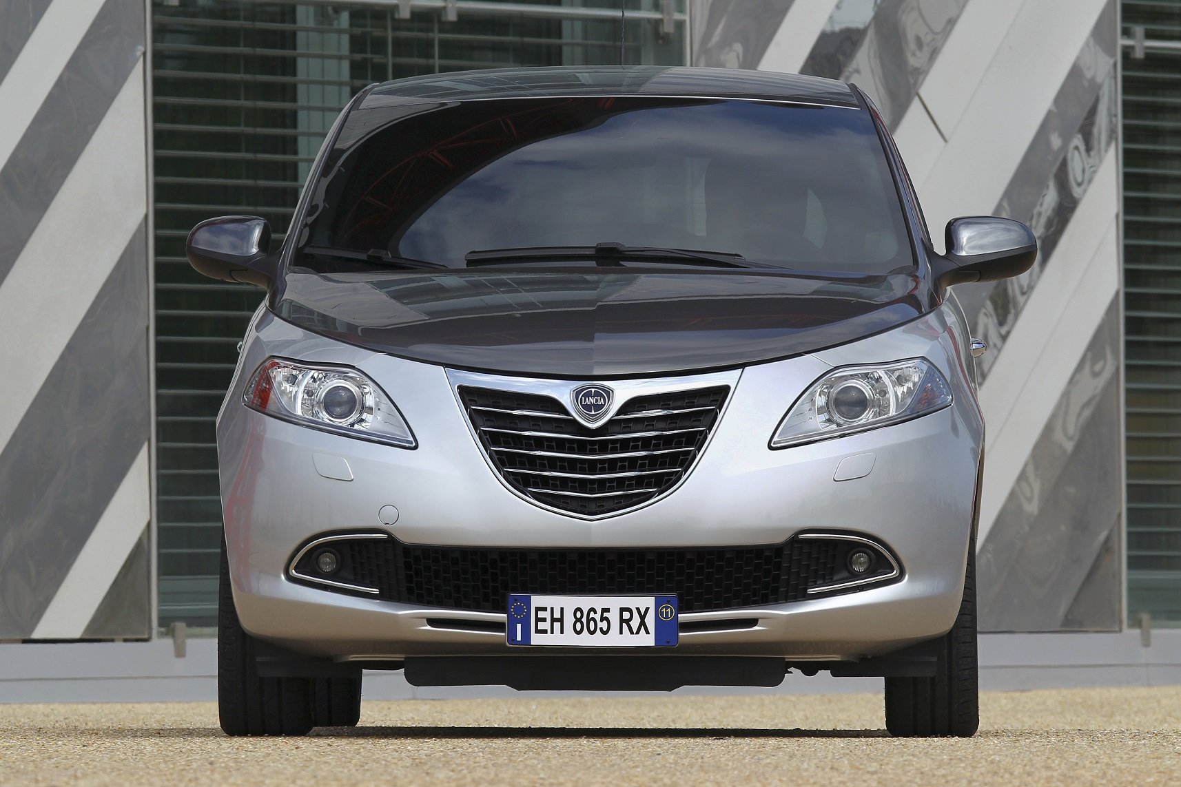 2011 lancia ypsilon Wallpaper