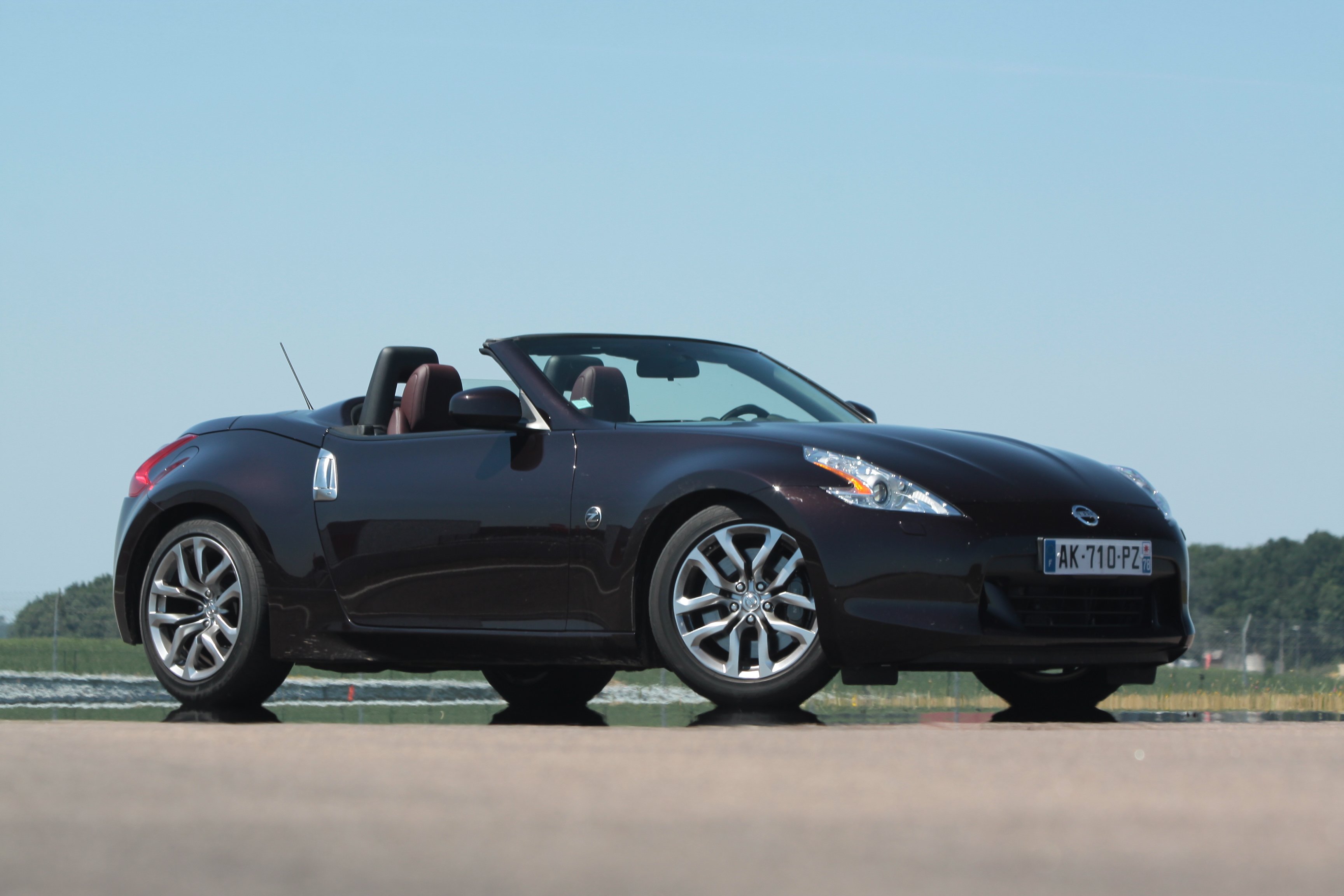 2010 nissan 370 z roadster Wallpaper