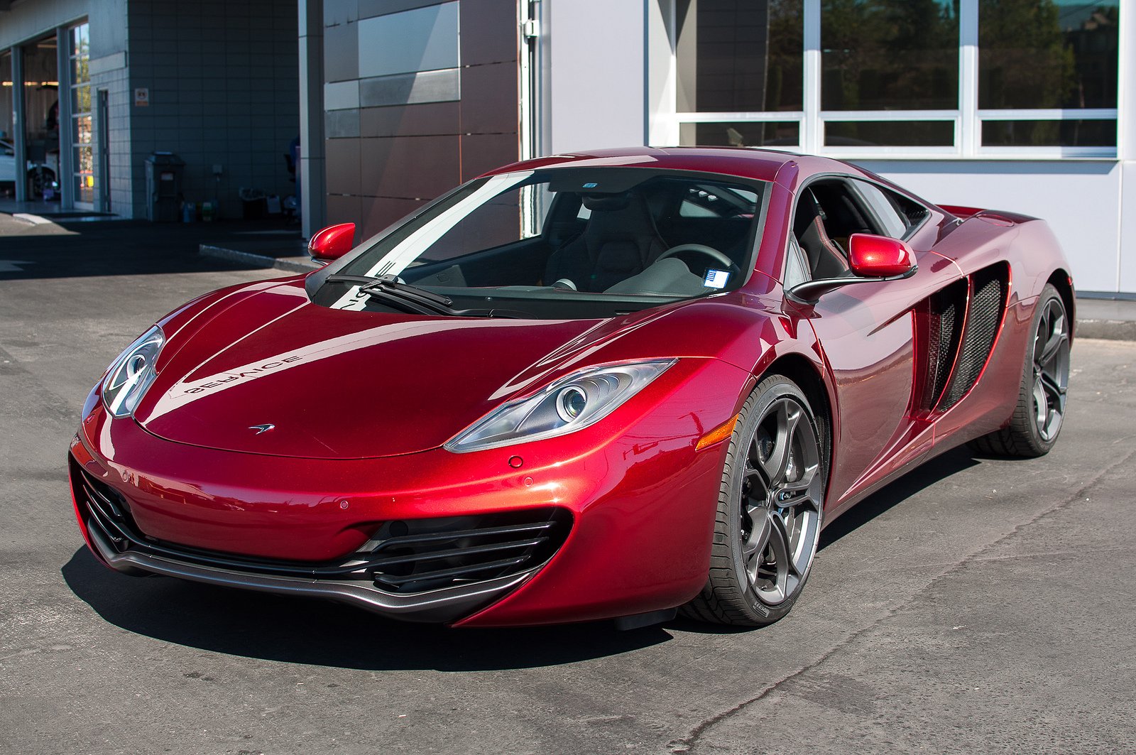 MCLAREN 12c красный