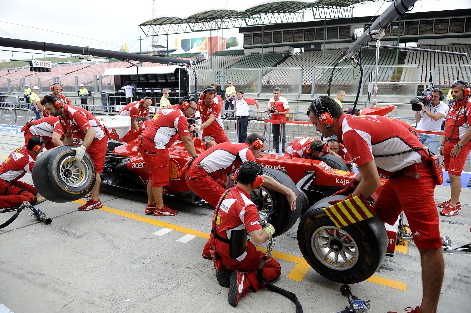 alonso, Massa, 2012, Cars, F2012, Ferrari, Formula, One, Race, Stands, Pit lane, Stands, Paddocks, Tyres, Change, Ma Wallpaper