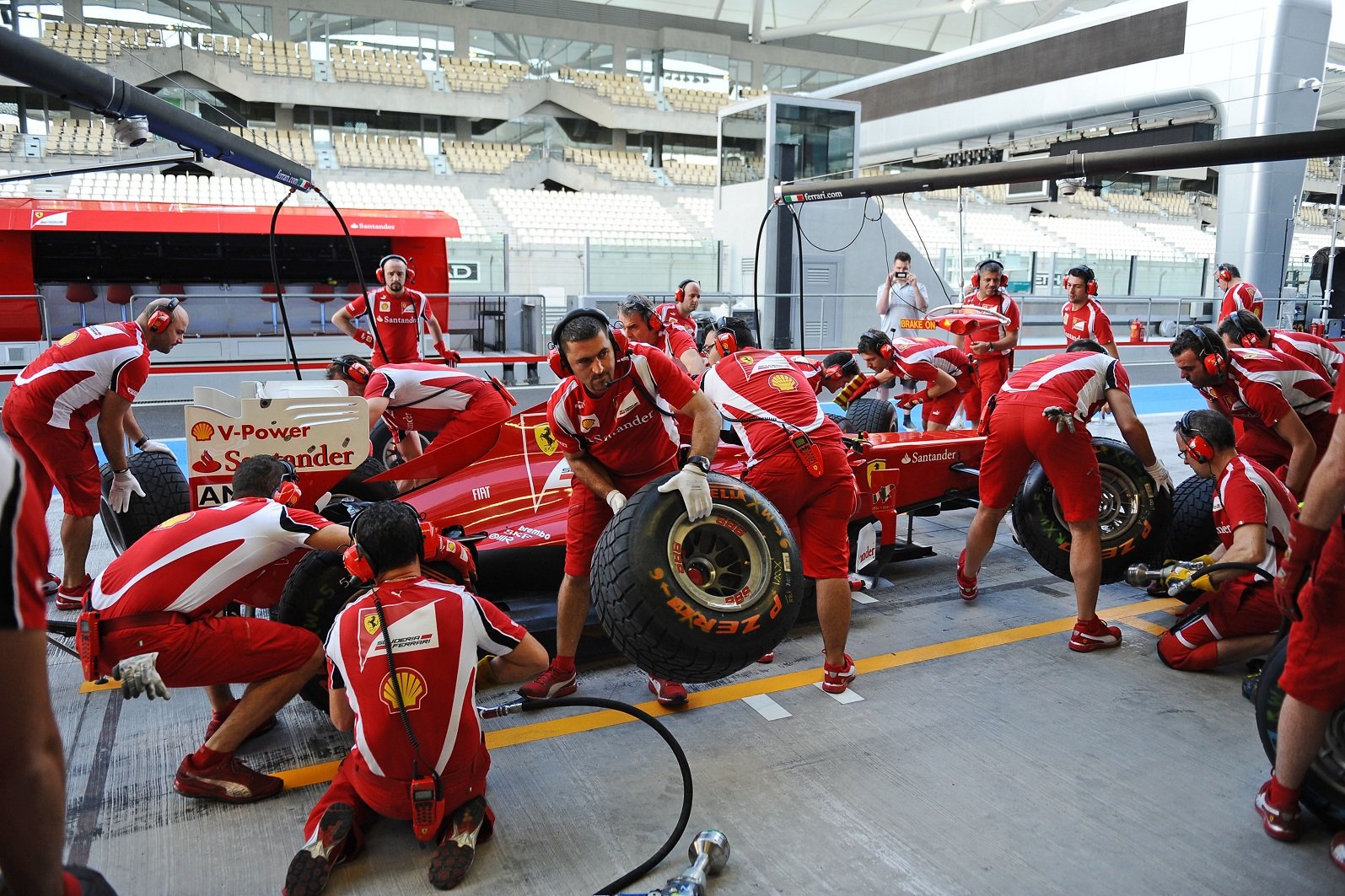 150, 2011, Alonso, Ferrari, Formula, One, Italia, Massa, Race, Scuderia, Tyre, Change Wallpaper