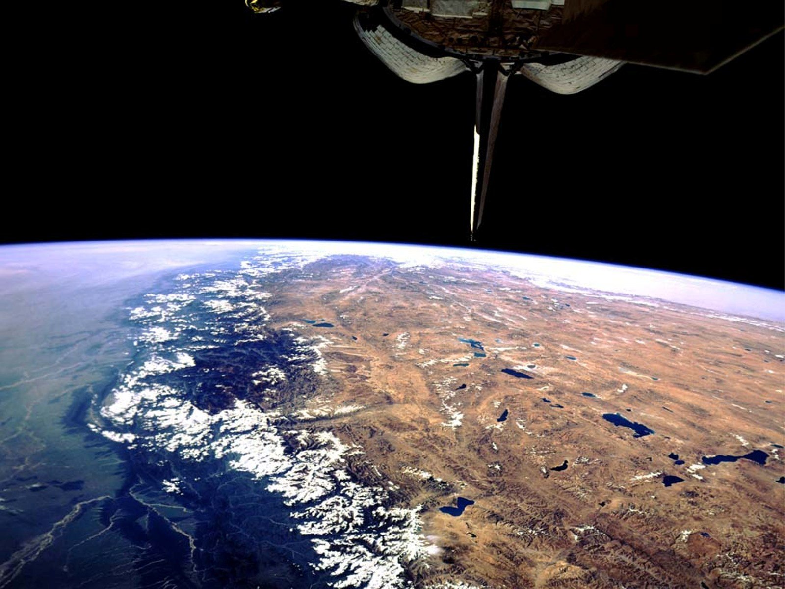 Земля пл. Вид земли из космоса. Снимок земли из космоса. Снимки земли из космоса настоящие. Вид земли с орбиты.