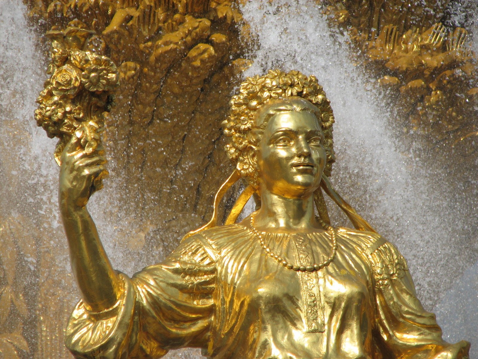 Золотая статуя