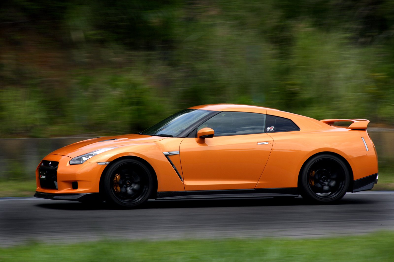 Nissan GTR r35 Yellow