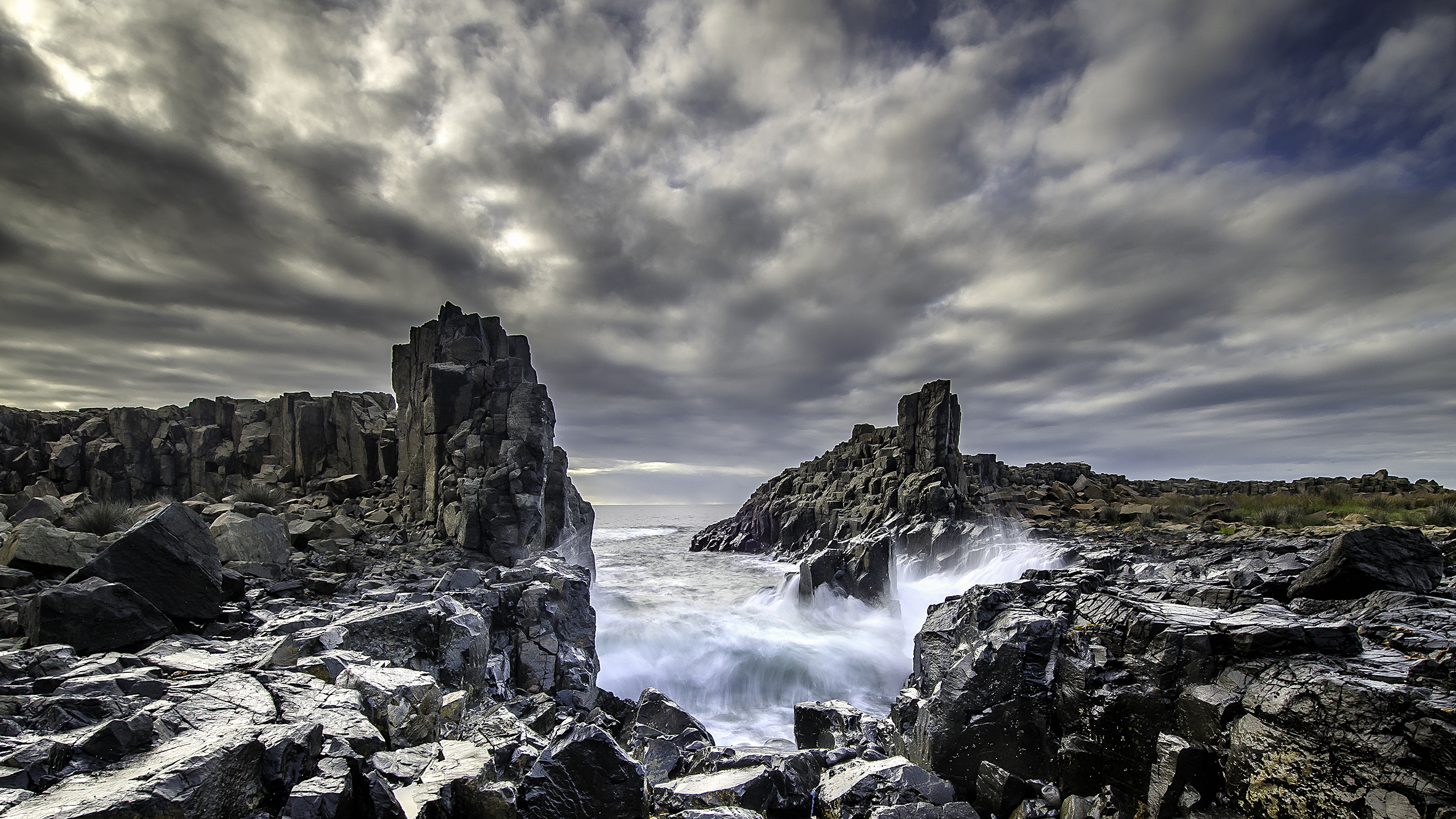 Фонк скалы. Скалы Исландия. Море скалы. Черная cкала. Серая скала.