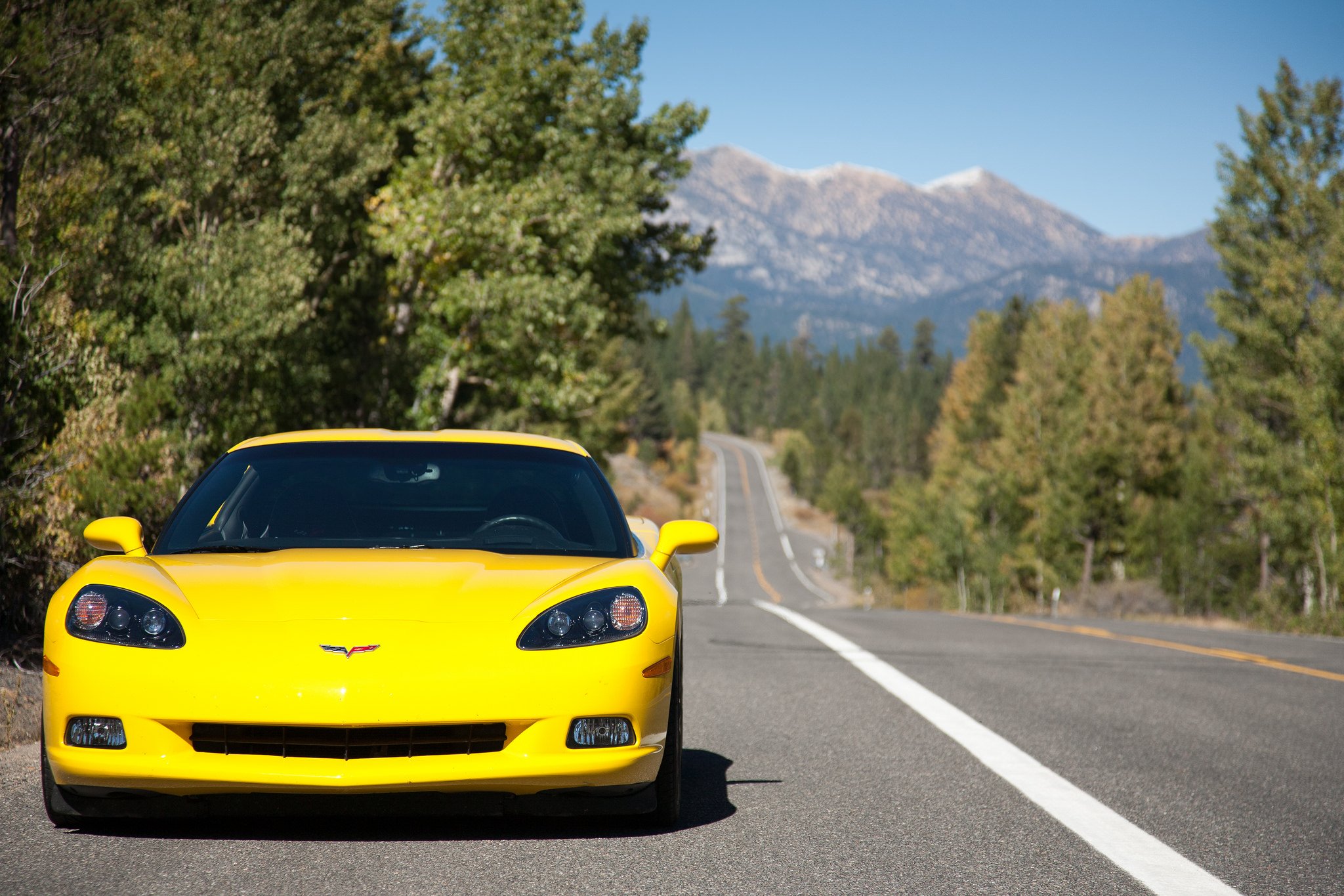 Chevrolet Corvette c6 желтая на обоях