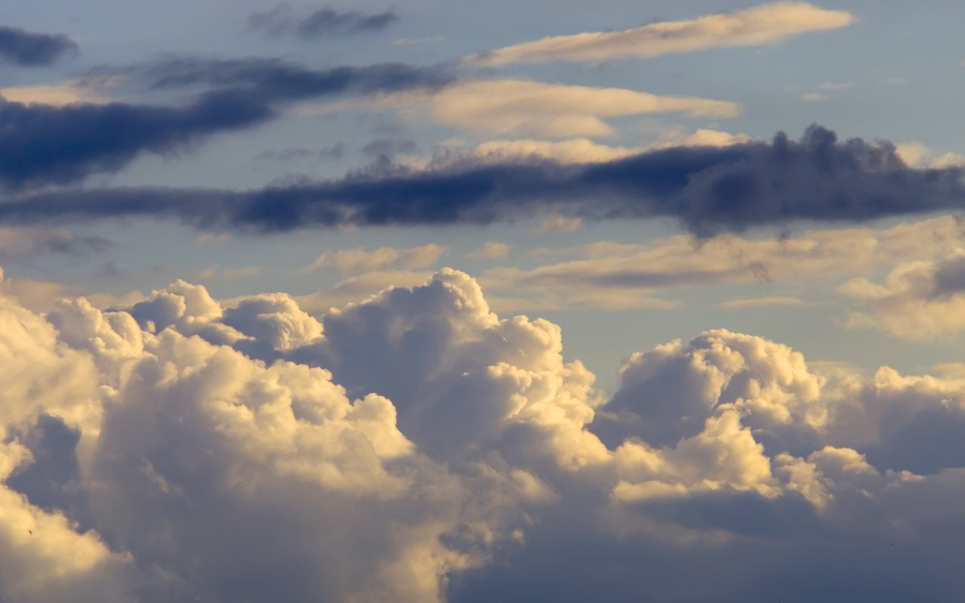 There are clouds in the sky. Красивые облака. Небо. Густые облака. Кучевые облака.