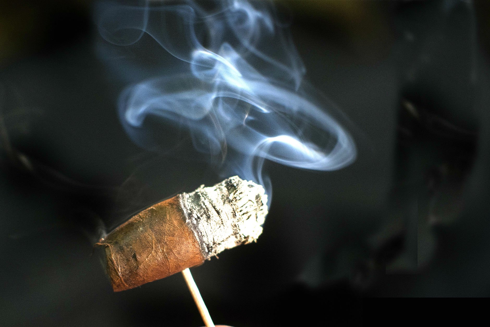 Кубинские сигары пепел и дым