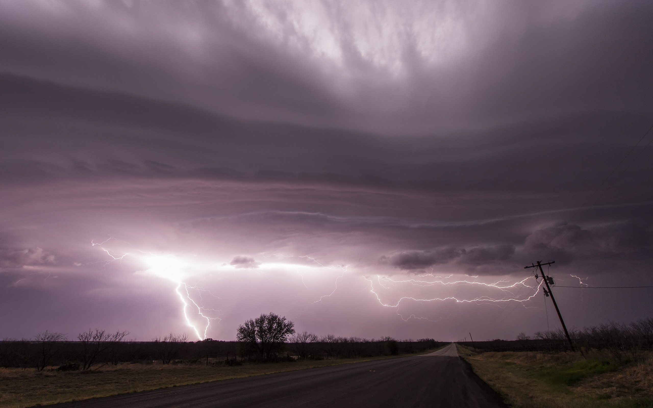 Weather light. Поле ночь молнии смерч. Картинки тучи молния дорога. Смерч молния на рабочий стол HD гифки. Фото грозы ночью в Адлере.