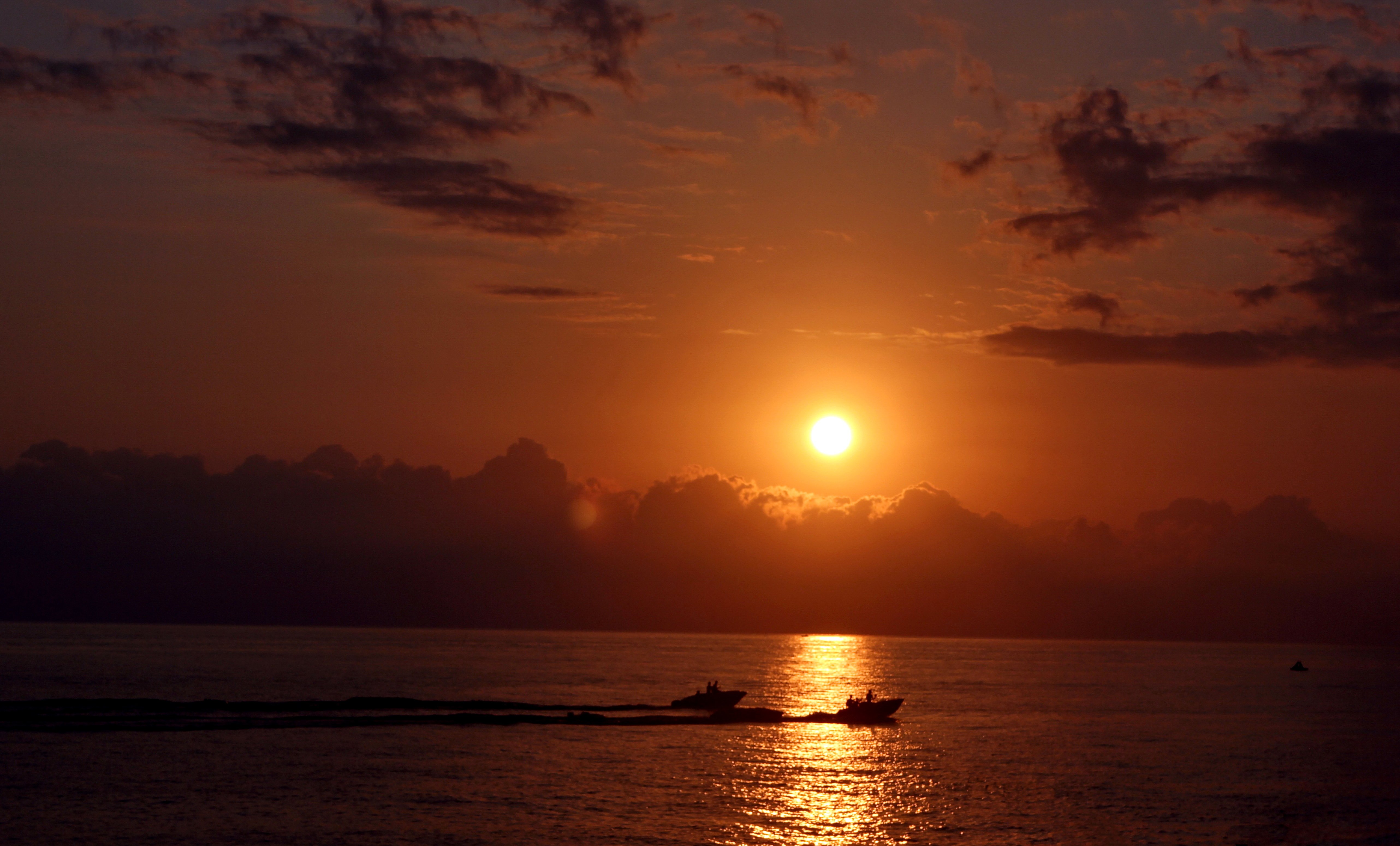 sunset, Glowing, Water, Reflection, Sun, Boats Wallpaper