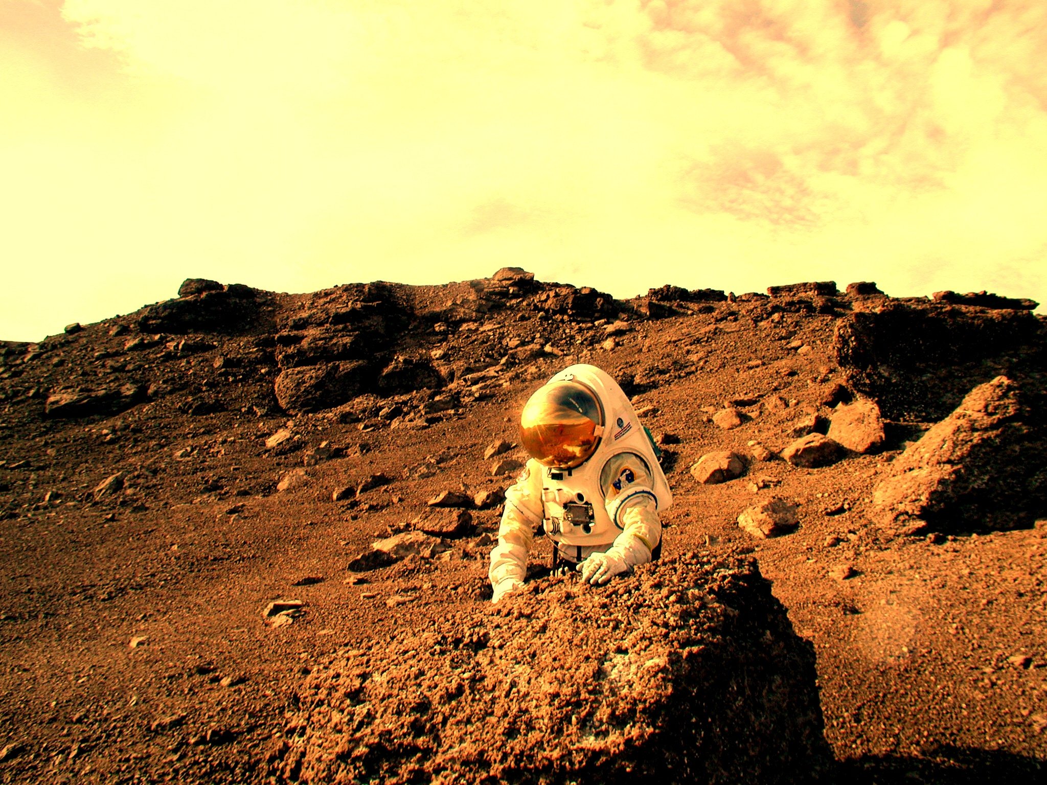 Есть ли жизнь на планете марс. Марс Планета жизнь. Марс Планета жизнь на Марсе. Космонавт на планете. Космонавт на Марсе.