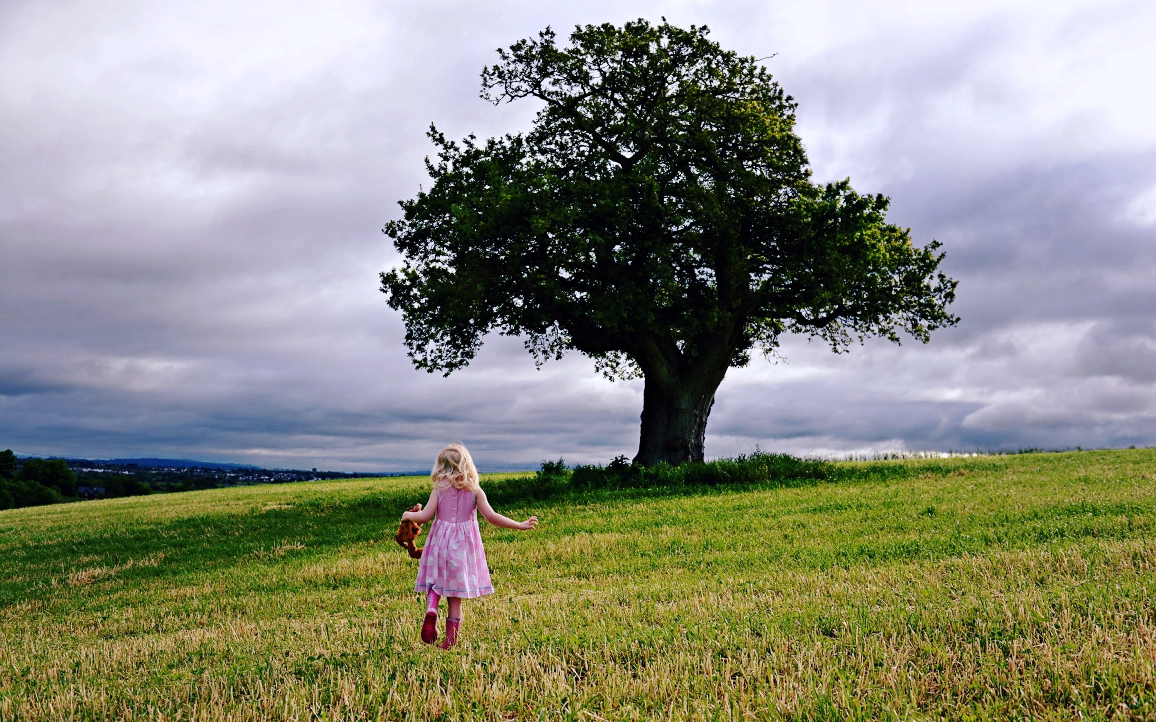 mood, Children, Tranquil, Girls, Nature, Landscapes, Trees, Hills, Sky, Clouds, Fun, Happy, Play Wallpaper