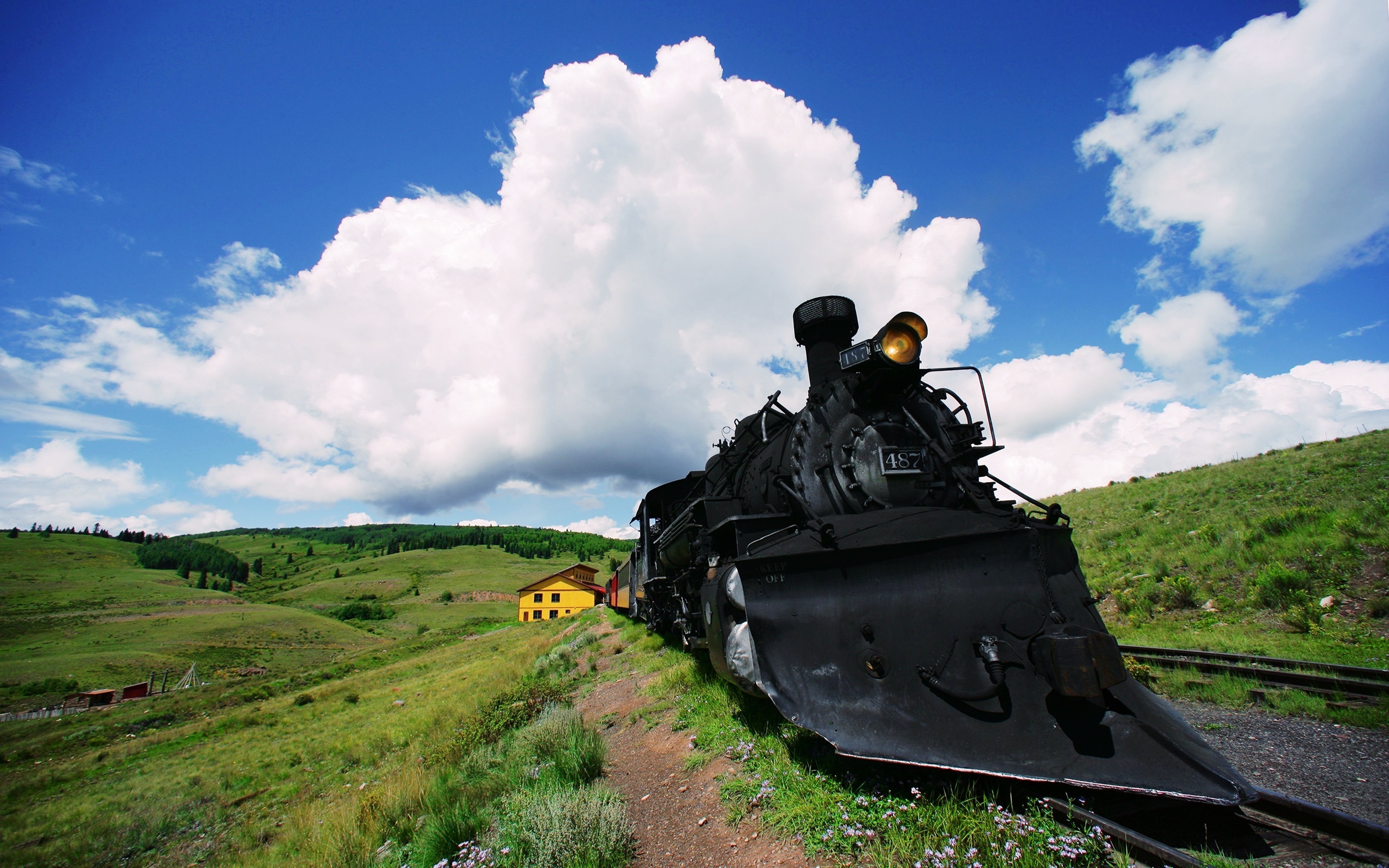 clouds, Landscapes, Old, Railroad, Sky, Sunny, Trains, Hills, Grass, Sunny, Motors, Speed, Green, Countryside, House Wallpaper