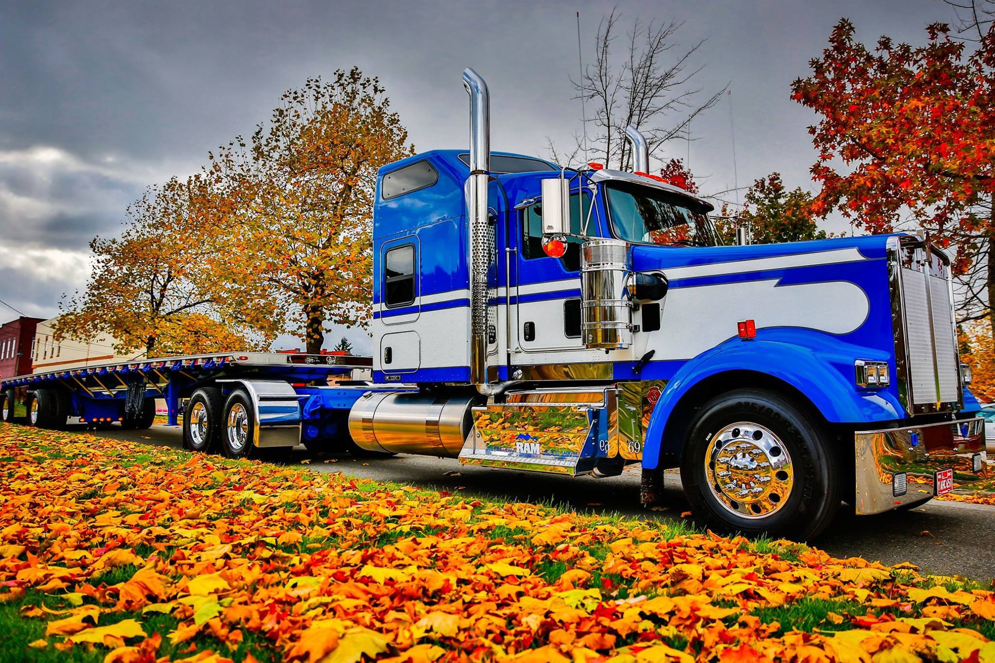 peterbilt, Gruzovik, Trucks, Motors, Autumn, Landscapes, Nature, Trees, Road Wallpaper