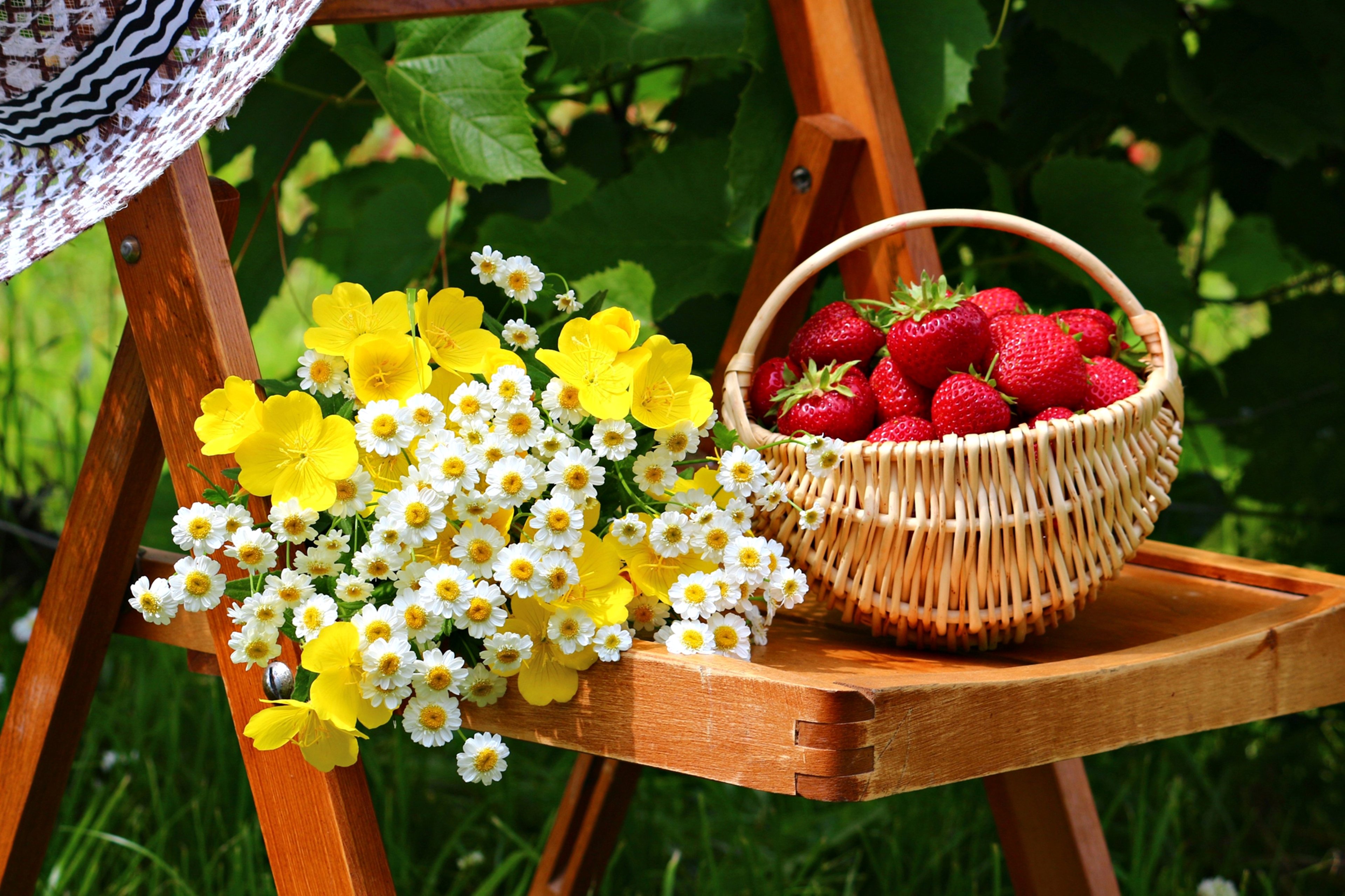 basket, Flowers, Table, Fruits, Spring, Strawberries, Garden, Food Wallpaper