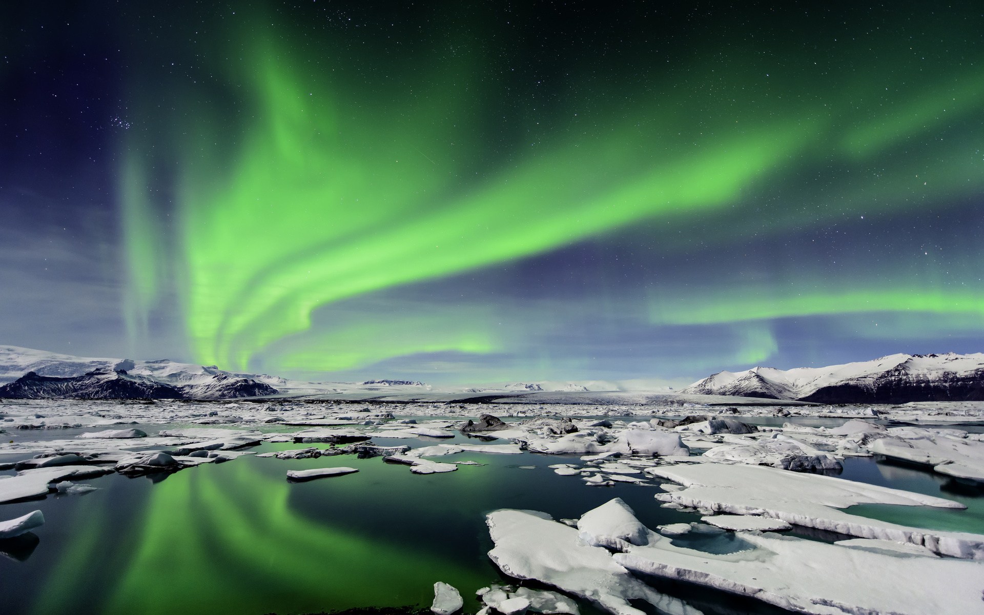 Hình nền ánh sáng phía Bắc Iceland này sẽ khiến bạn mộc mạc hòa quyện cùng vẻ đẹp thiên nhiên, trở nên thư thái và tận hưởng cảm giác thật sống động. Được chứng kiến sự hiện diện của thanh âm sau đêm tối, một bầu trời đầy sao và các vấn đề huyền bí khác, bạn sẽ không thể bỏ lỡ cơ hội tải xuống bức hình nền này ngay hôm nay.